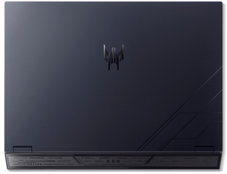 Sötétkék laptop ezüst logóval és geometriai vonalakkal a fedélen.