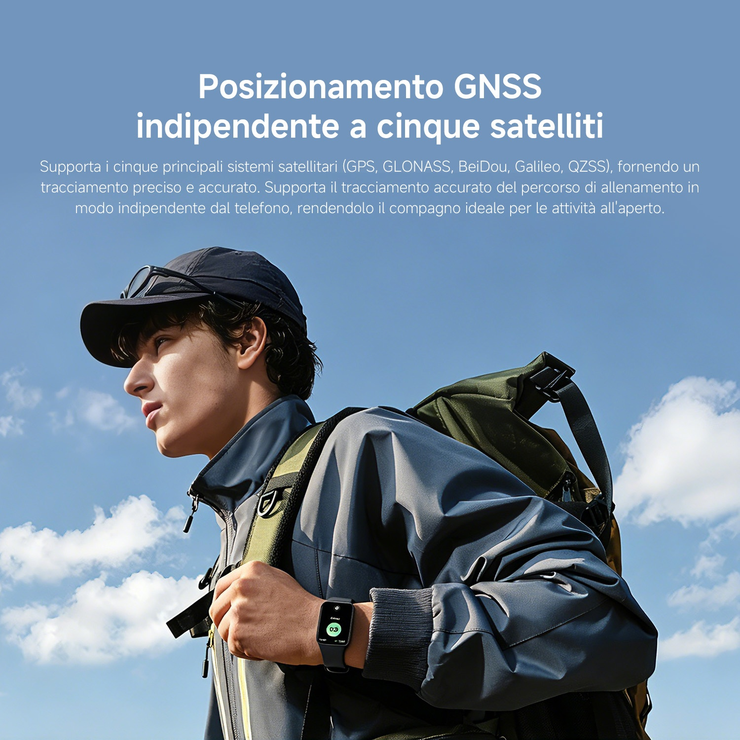 Uomo con zaino e smartwatch, cielo azzurro con nuvole.