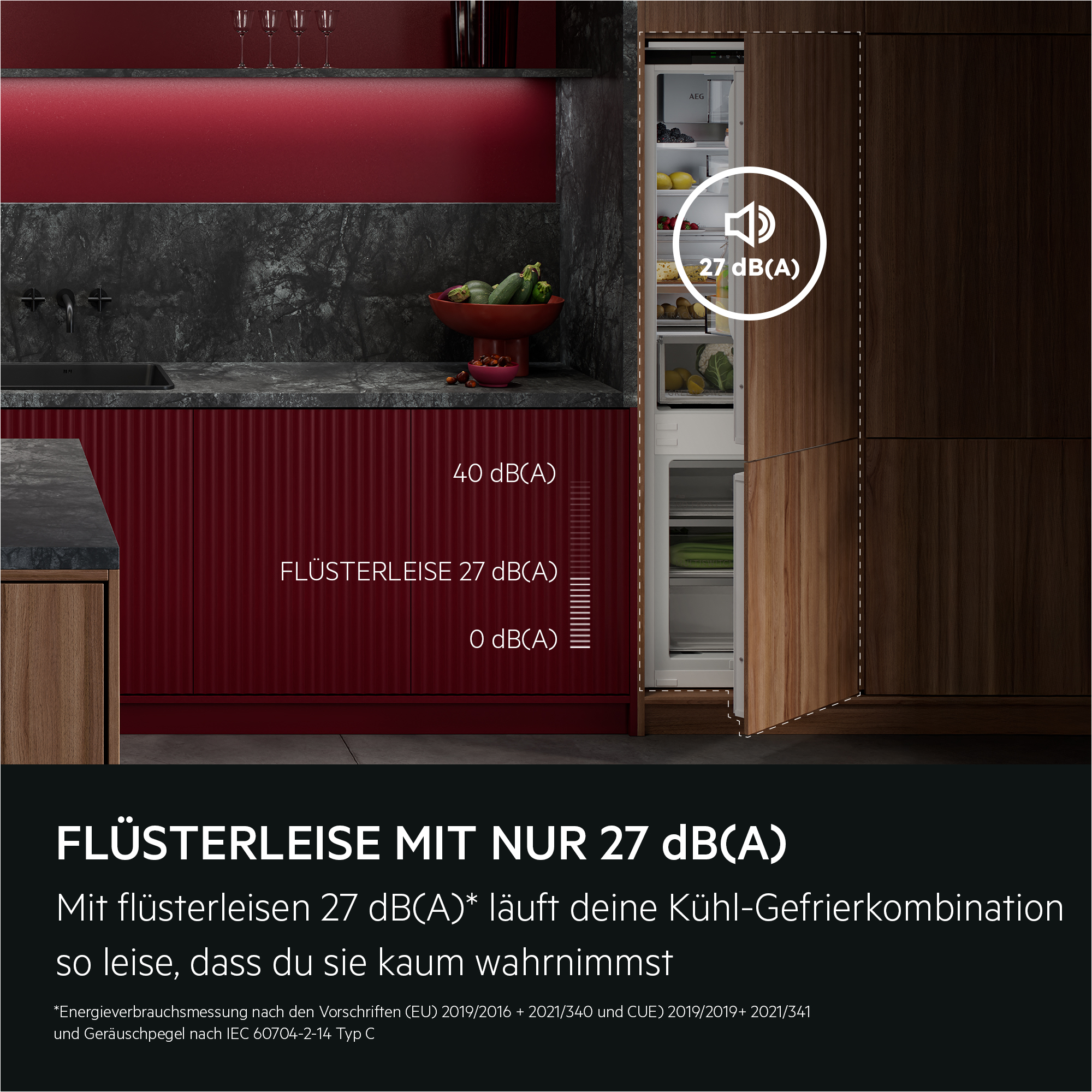 Ein offener Kühlschrank mit Lebensmitteln und einer Anzeige von 27 dB(A).