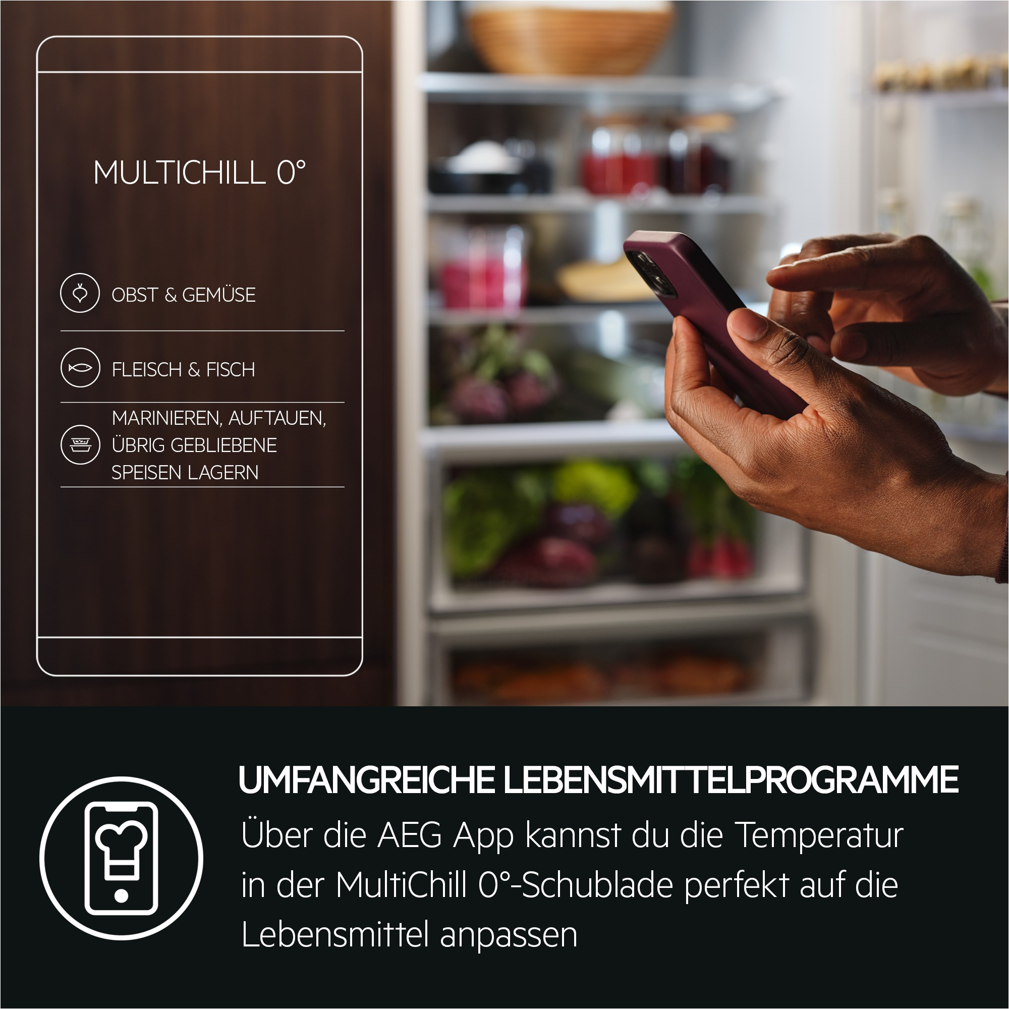 Eine Hand mit einem Handy bedient eine Kühlschrankschublade mit Obst und Gemüse.