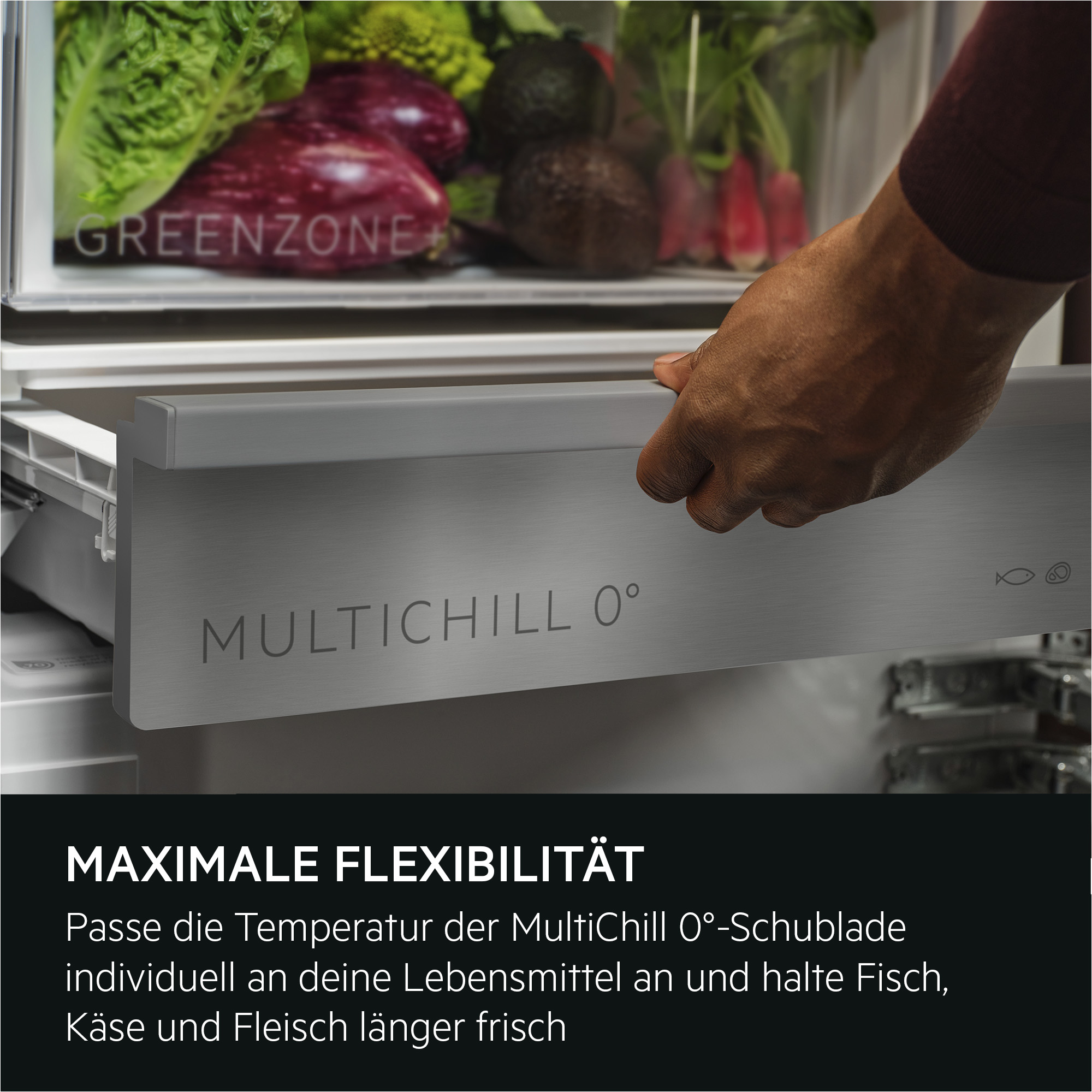 Hand öffnet eine Schublade mit "Multichill 0°" und "Greenzone" für frisches Gemüse.