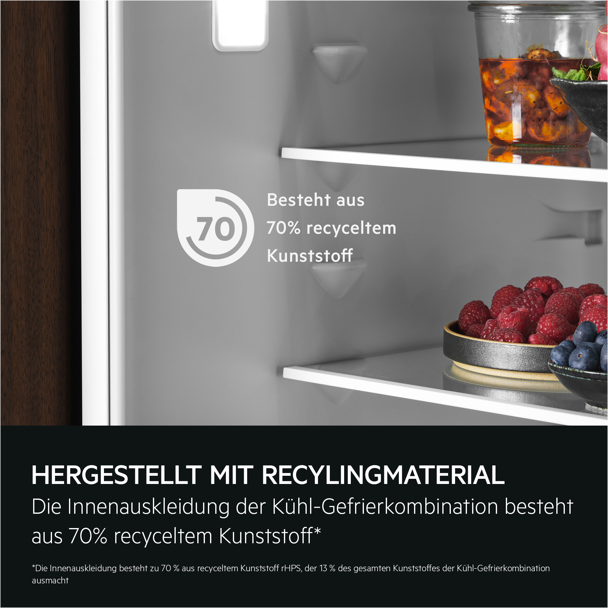 Kühlschrank-Innenraum mit Text über 70% Recyclingkunststoff und Obst.