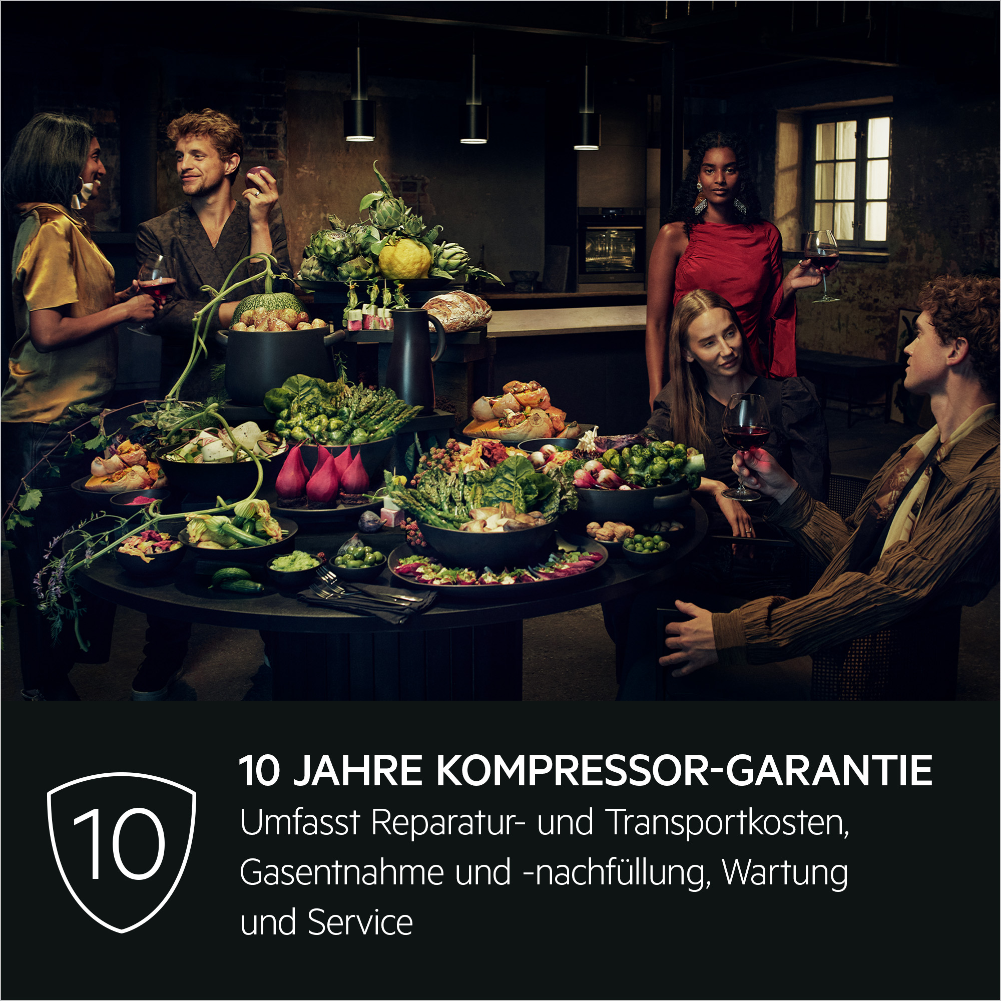 Menschen um einen Tisch mit Essen und Wein bei gedämpftem Licht.