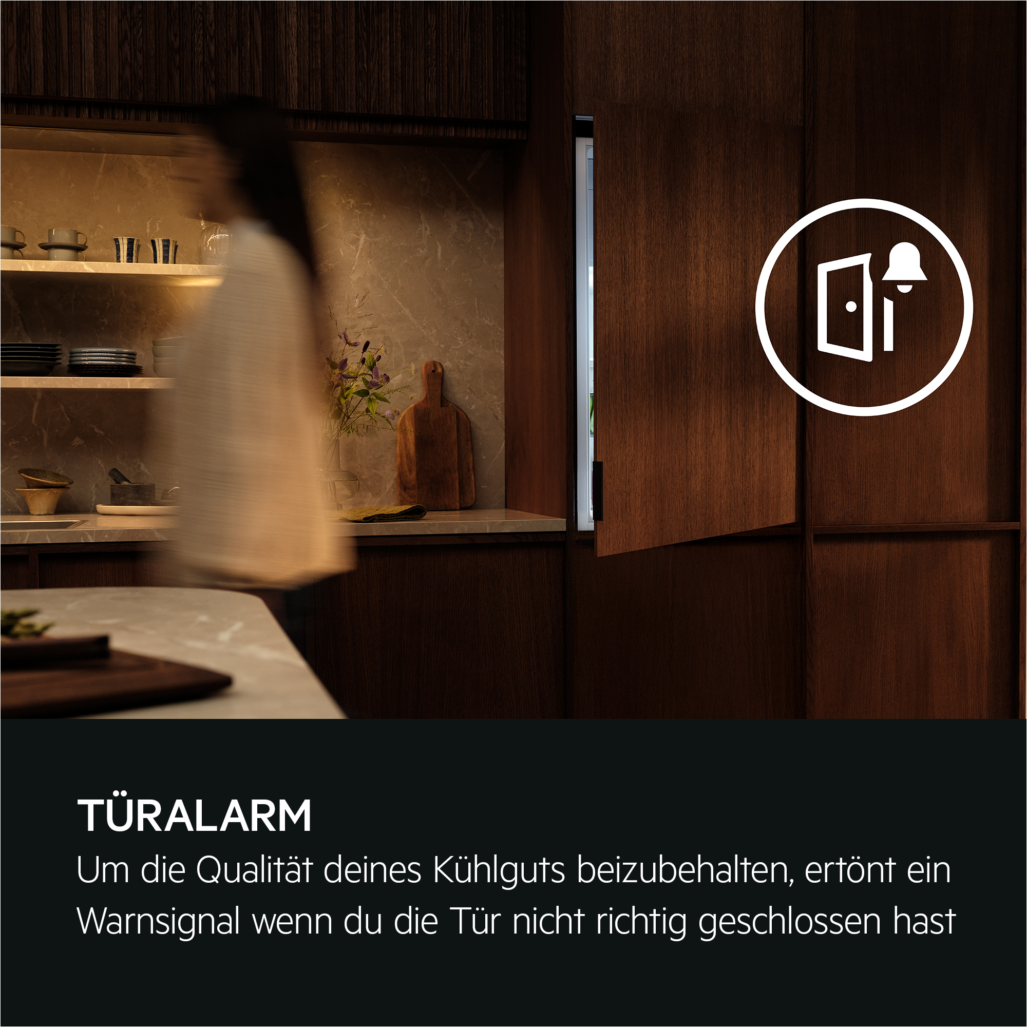 Holzmöbel mit offener Kühlschranktür und einer Person im Hintergrund.