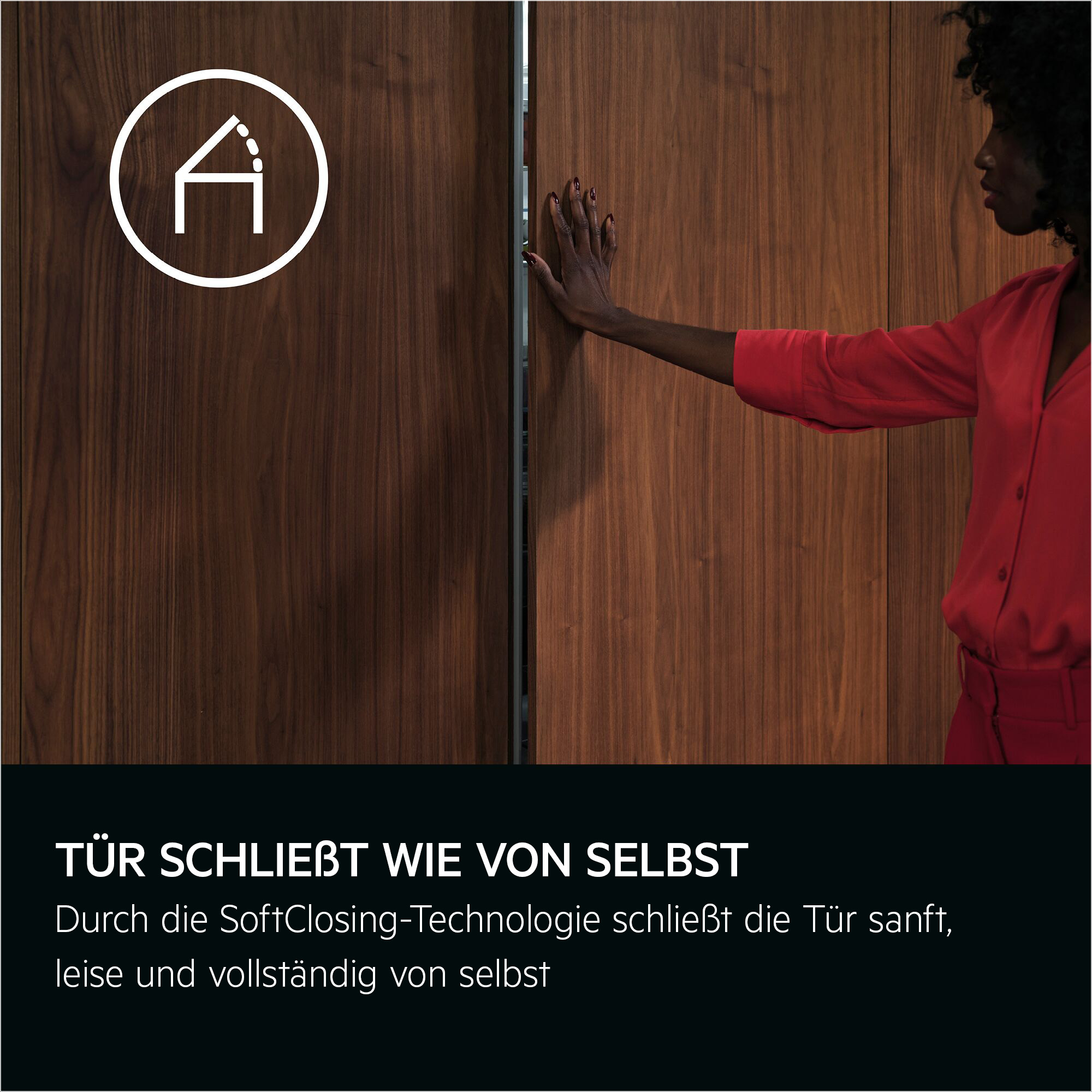 Eine Frau in Rot berührt eine Holztür, neben einem Symbol.