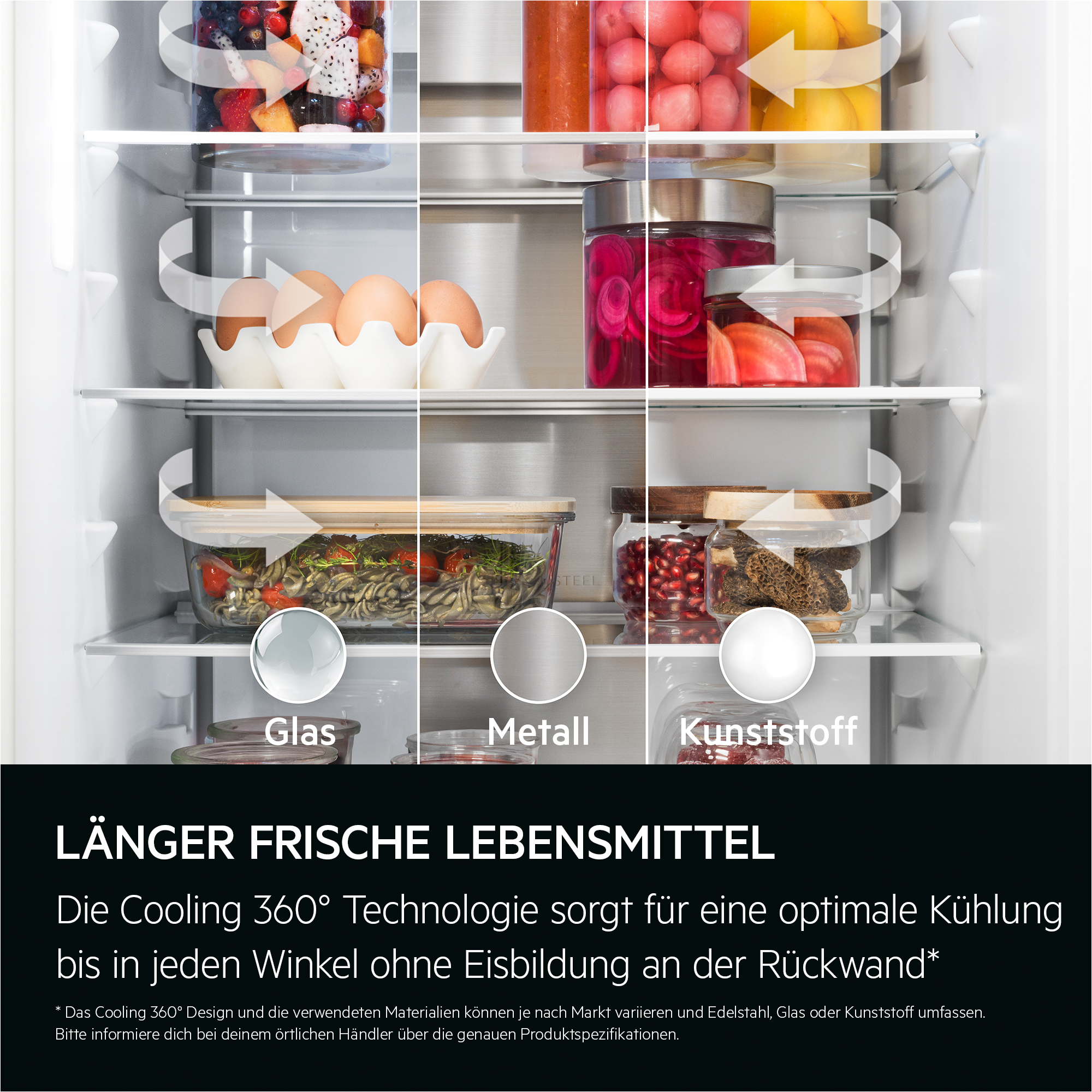 Kühlschrank-Innenraum mit Früchten, Eiern, eingelegtem Gemüse und Granatäpfeln.
