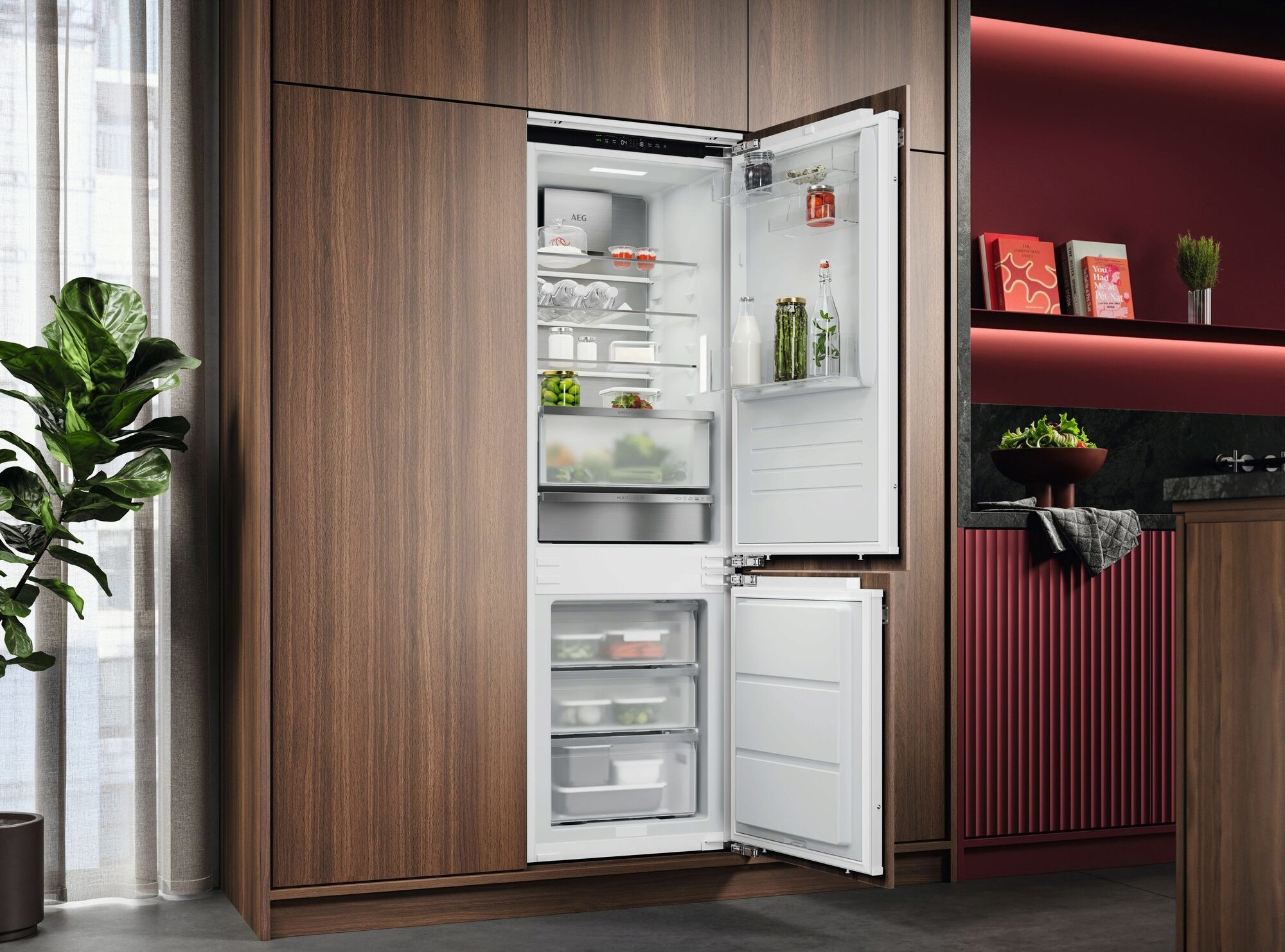 Ein offener Kühlschrank mit Holzakzenten und roten Regalen.