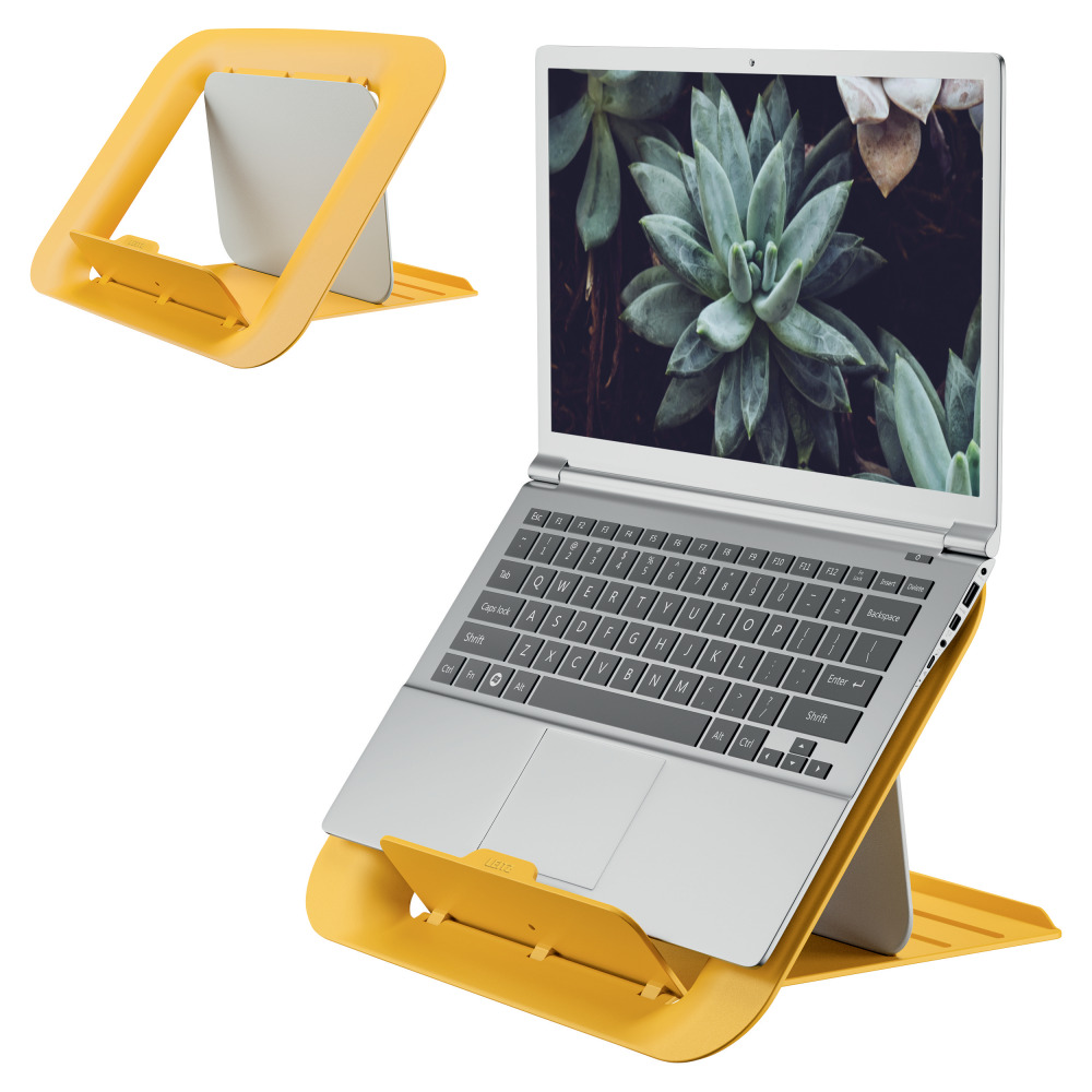 Egy sárga laptopállvány egy nyitott laptopot tart, amely pozsgás növények hátterét jeleníti meg.