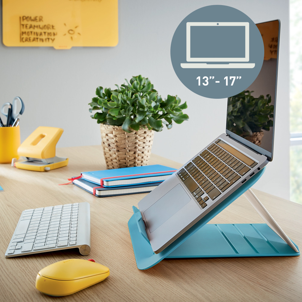 Laptop kék állványon, asztalon. Billentyűzet és egér a közelben.
