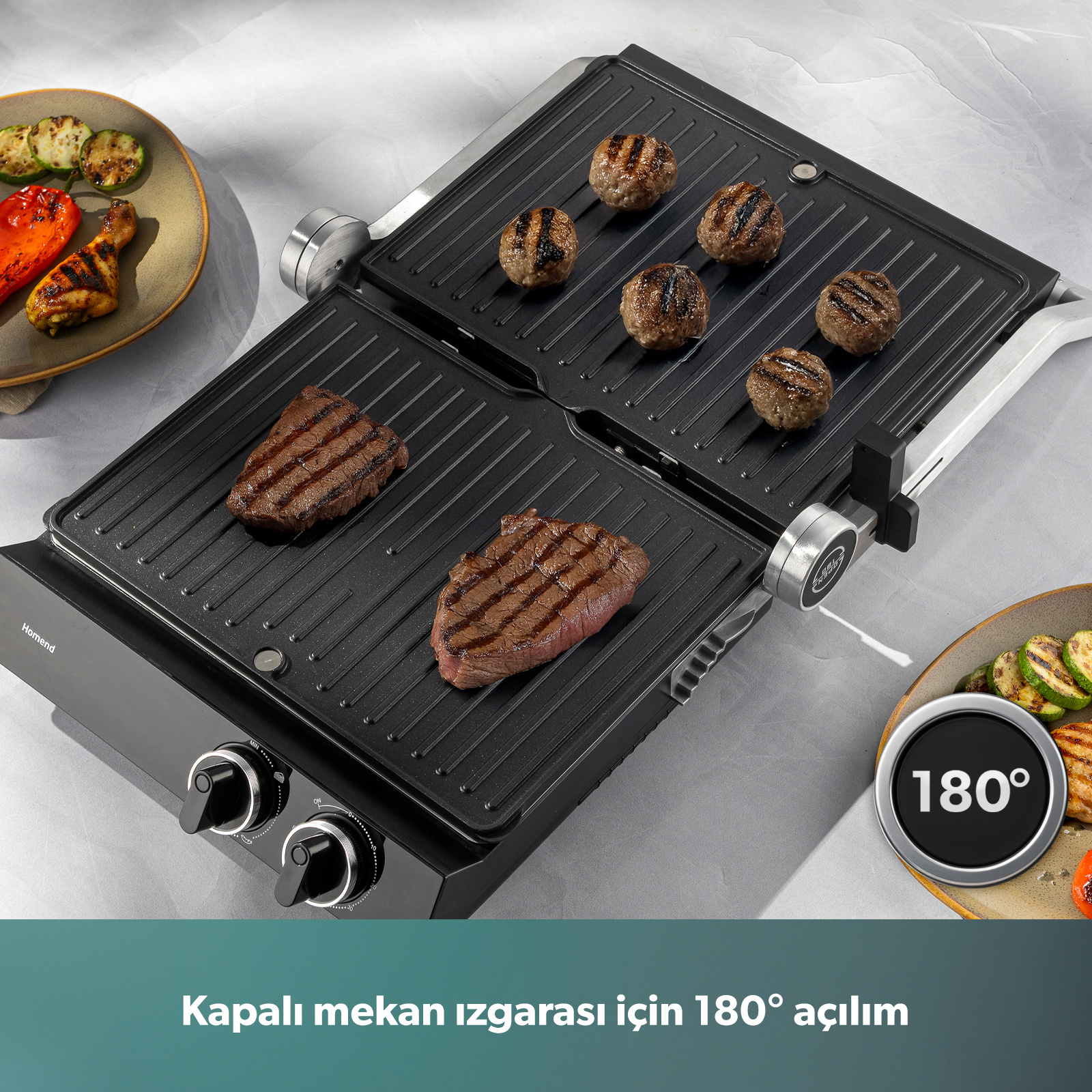 Stek ve köfte bulunan bir ızgara, yanında ızgara sebzeler ve kırmızı biber.