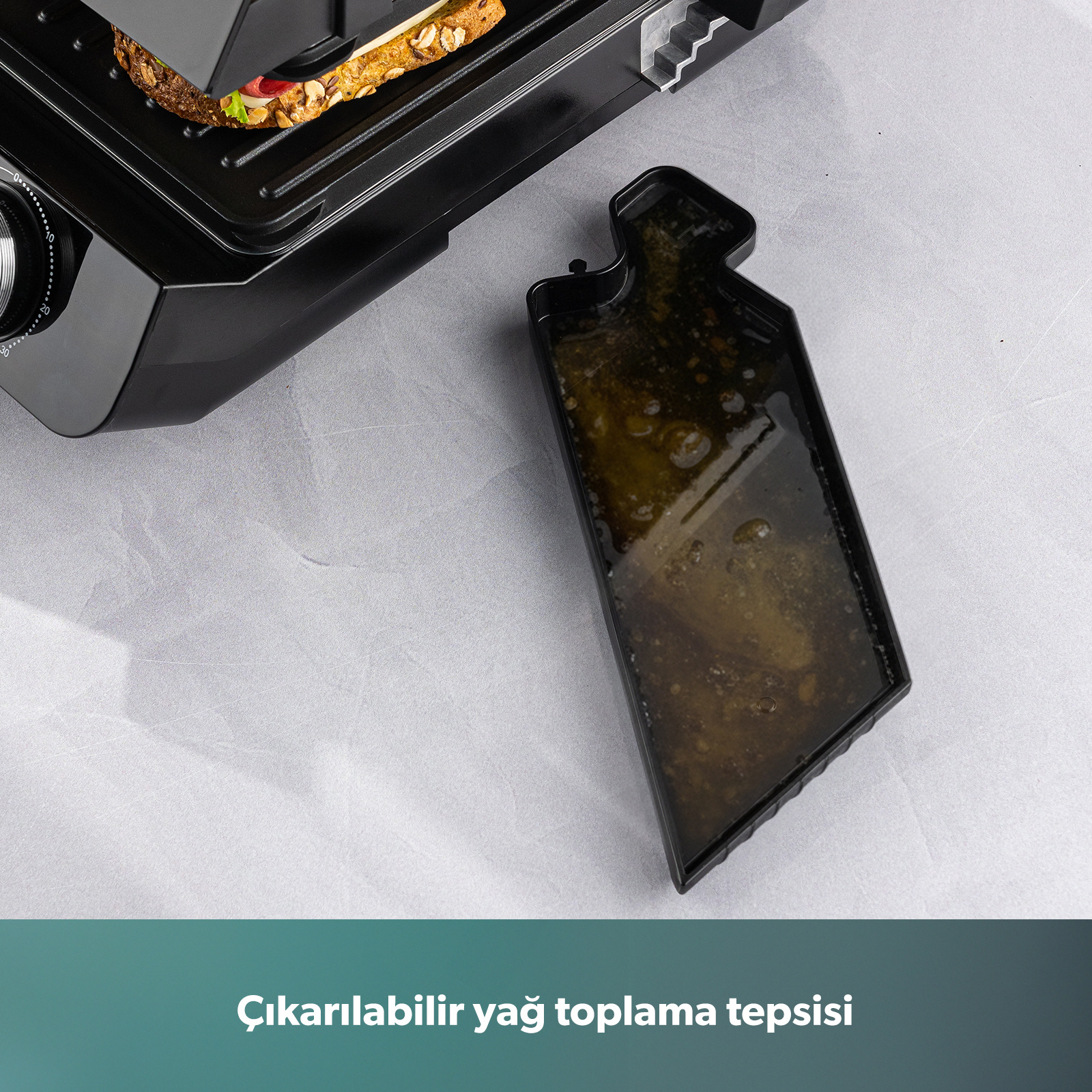 Tam dolu damlama tepsili siyah sandviç makinesi.