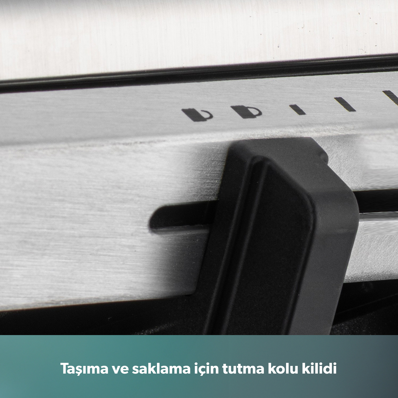 Fincan simgeli fırçalanmış metal üzerindeki siyah tutamağın yakın çekimi.