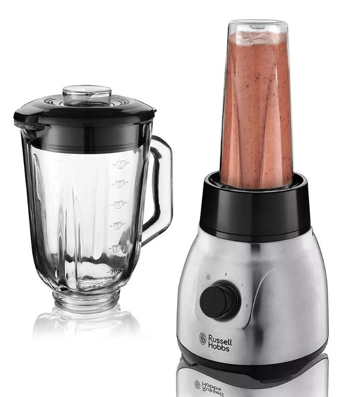 Srebrny blender Russell Hobbs ze szklanym dzbankiem i pełnym kubkiem.