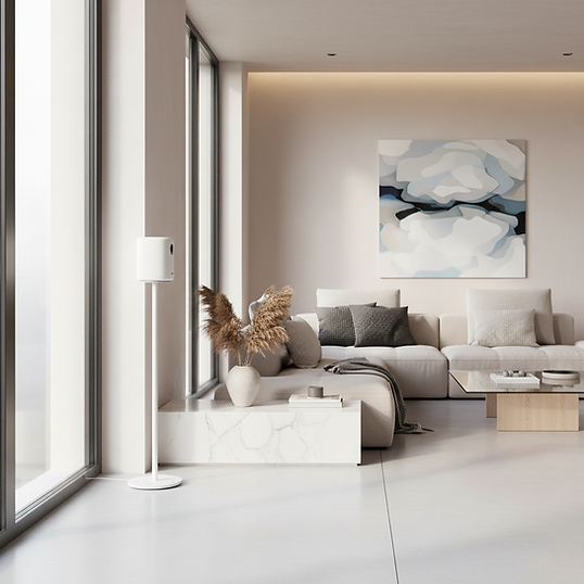Un salon lumineux avec canapé, table basse et tableau au mur.