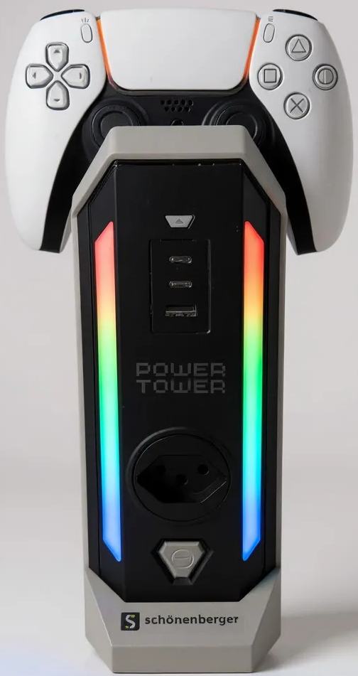 Ein weißer Controller ruht auf einem schwarzen Ladegerät mit RGB-Beleuchtung.