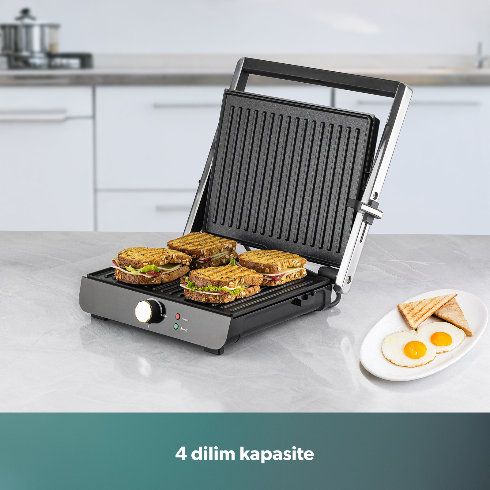 Dört sandviçli açık sandviç makinesi ve yanında tost ve sahanda yumurta tabağı.