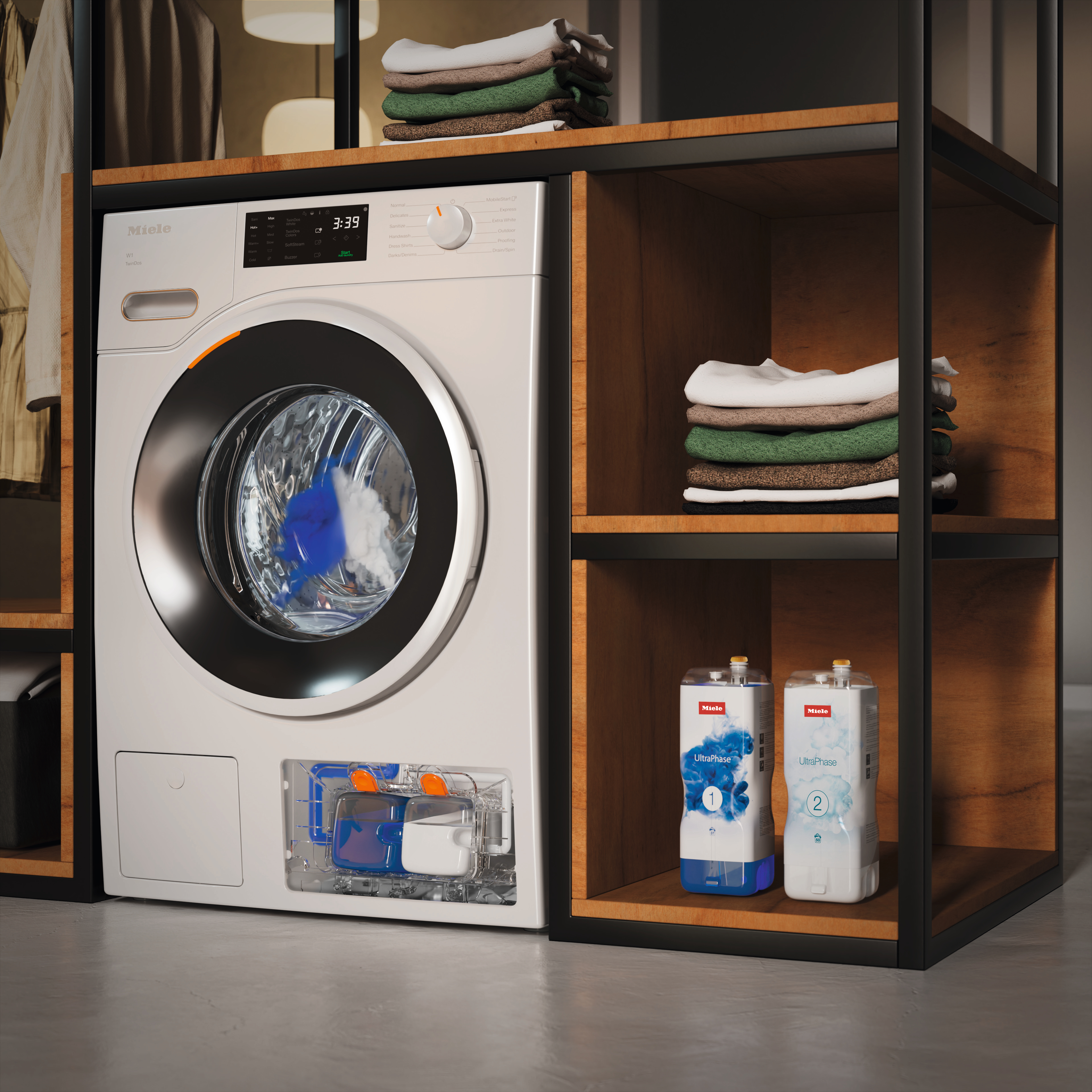 Eine weiße Miele Waschmaschine mit geöffneter Klappe, daneben Regale mit Wäsche und Waschmittel.