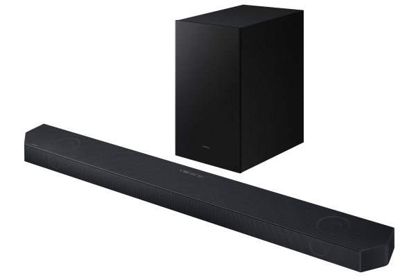 Siyah arka plan üzerinde dokulu yüzeye sahip siyah subwoofer ve soundbar.
