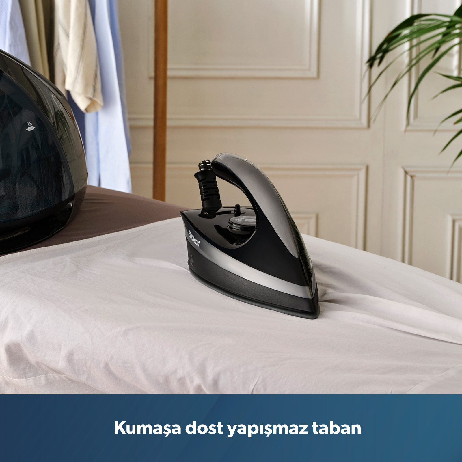 Siyah bir ütü, beyaz bir yorgan kılıfının üzerinde duruyor.