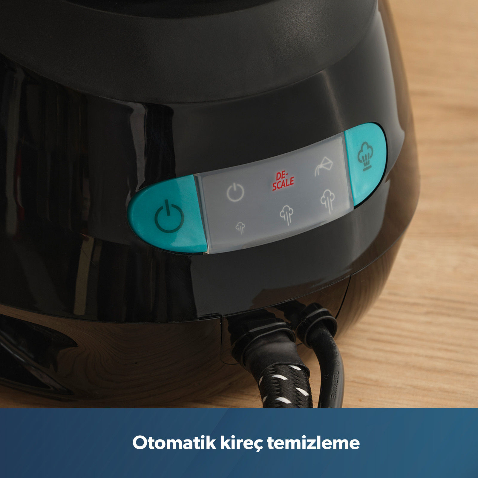 Ahşap yüzeyde kontrol paneli ve kabloları olan siyah cihaz.