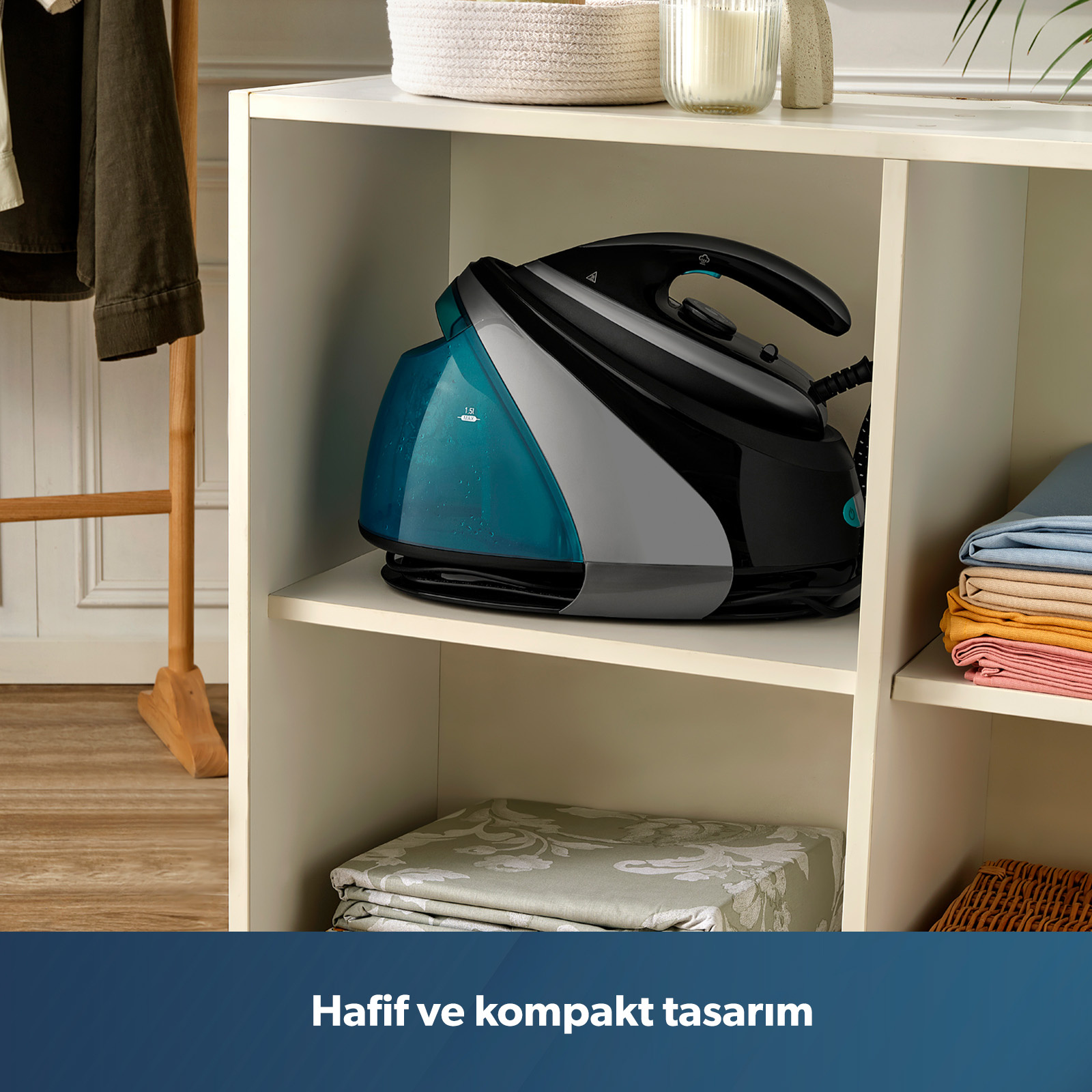 Mavi su haznesine sahip buharlı ütü rafta duruyor.
