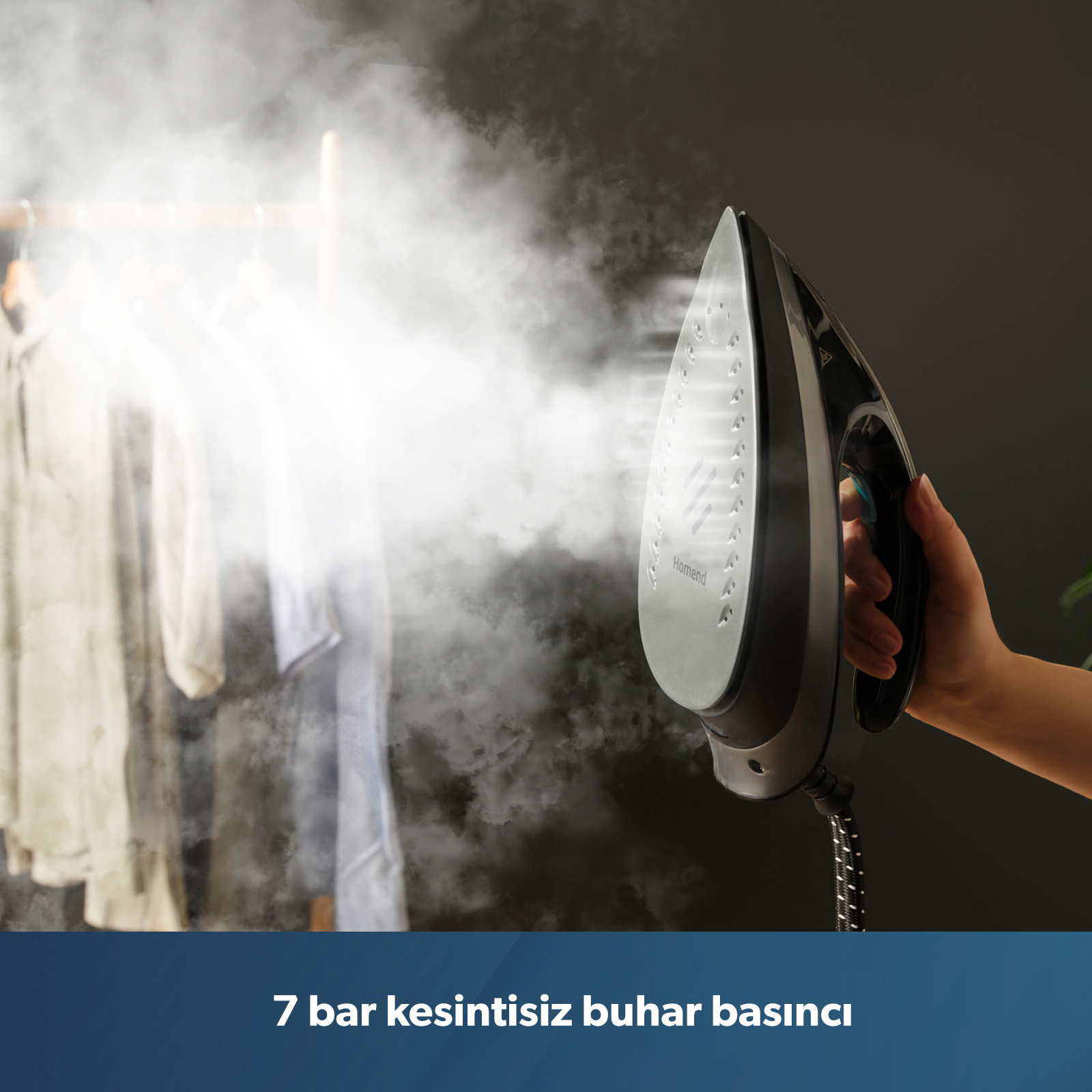 Bir el, kıyafetlere buhar püskürten bir buharlı ütü tutuyor.