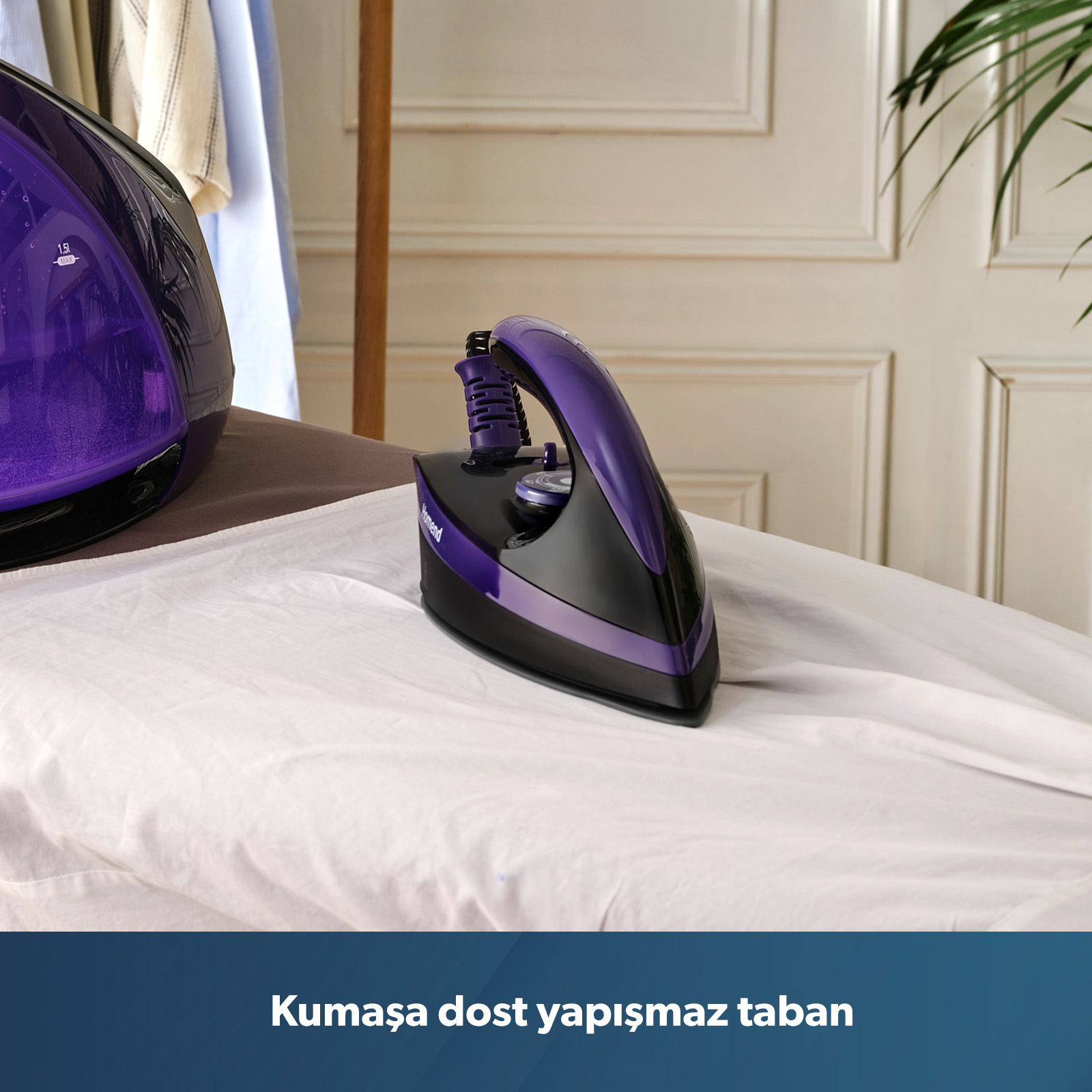 Mor ve siyah bir ütü beyaz çarşafın üzerinde duruyor.