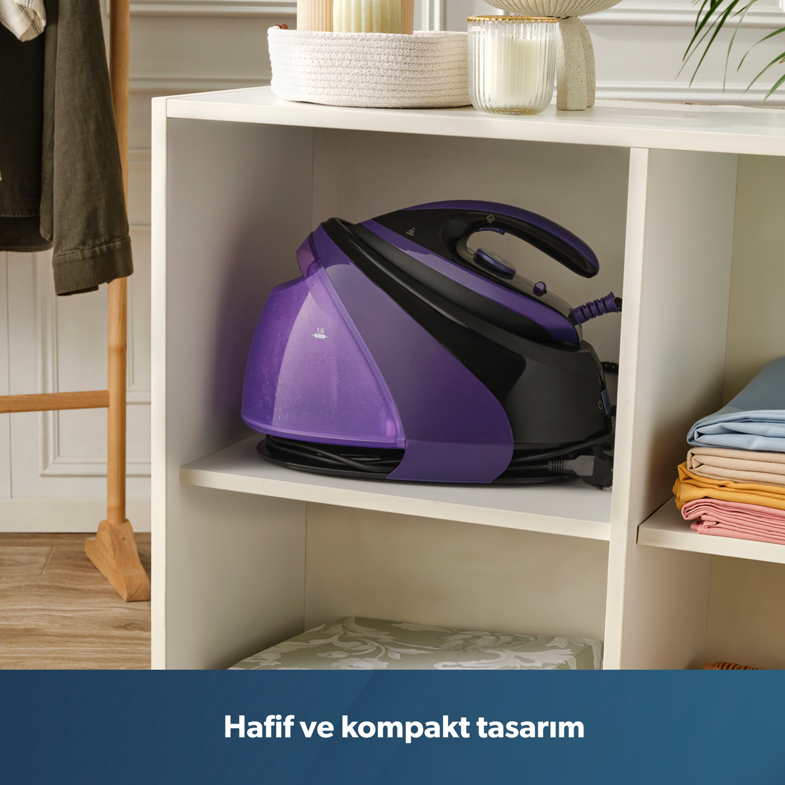 Siyah saplı mor ütü, beyaz bir rafta duruyor.