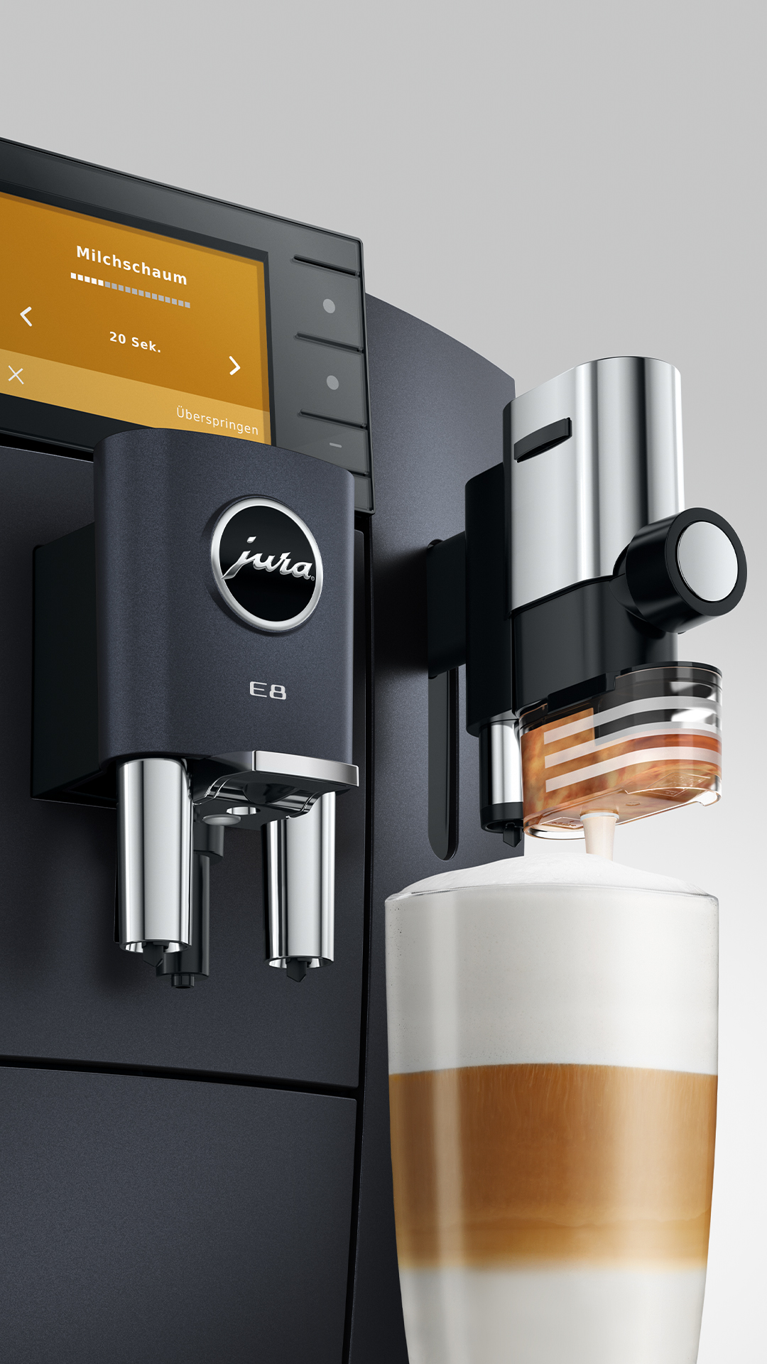 Egy fekete Jura automata kávéfőző latte macchiato készít.
