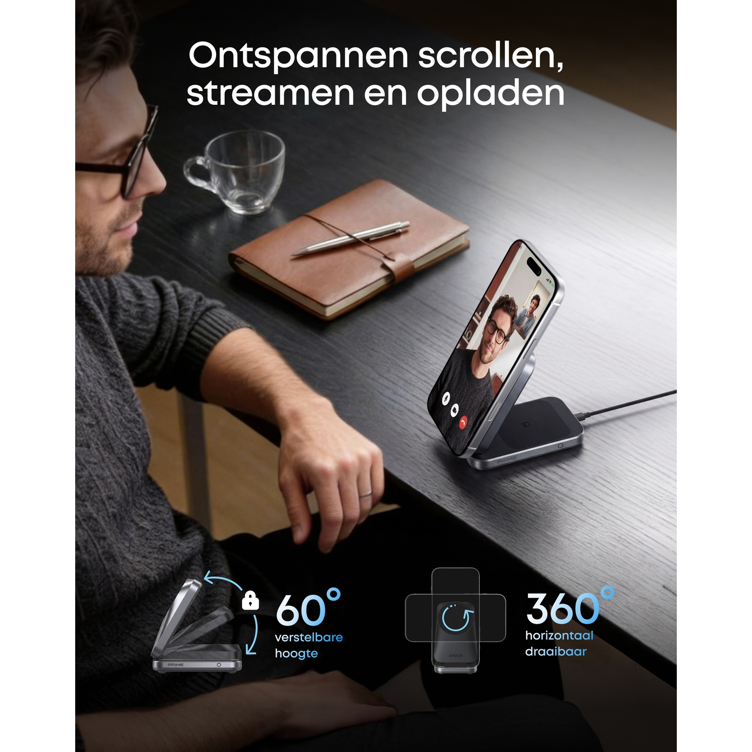 Man aan bureau met telefoon op laadstation. 60° verstelbare hoogte.