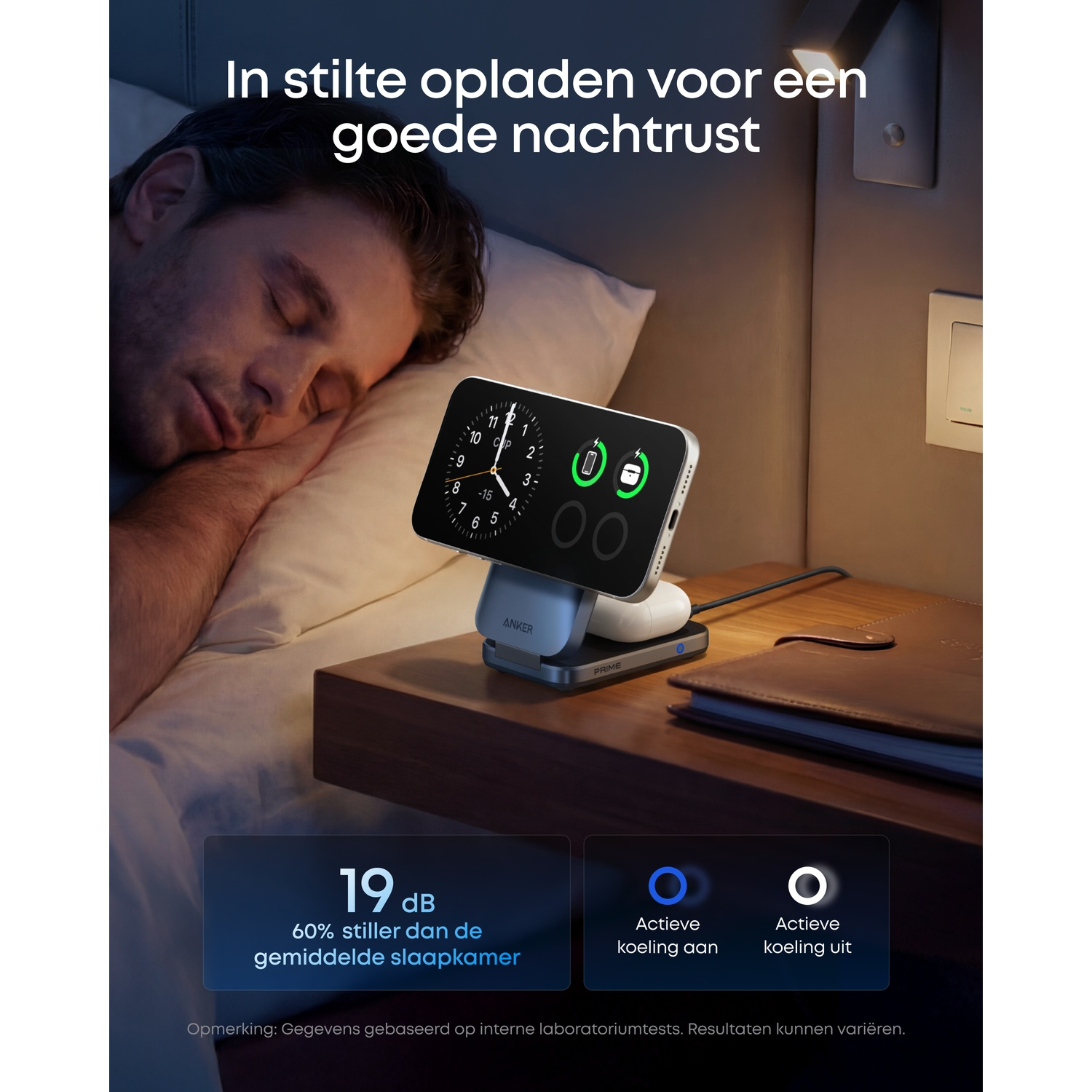 Man slaapt naast nachtkastje met lader en telefoon. "Stil opladen" is de slogan.