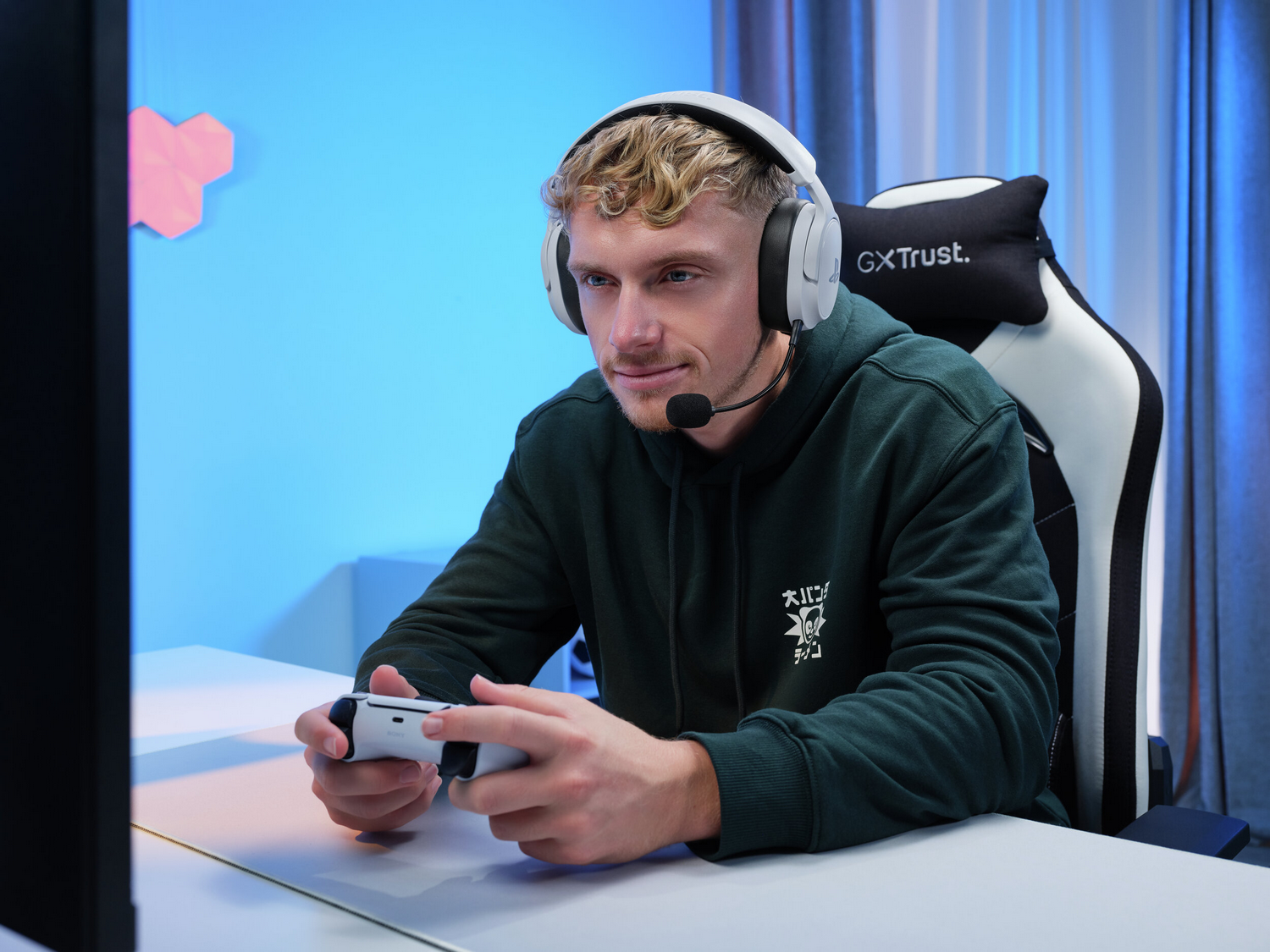 Un hombre con auriculares juega videojuegos con un mando.