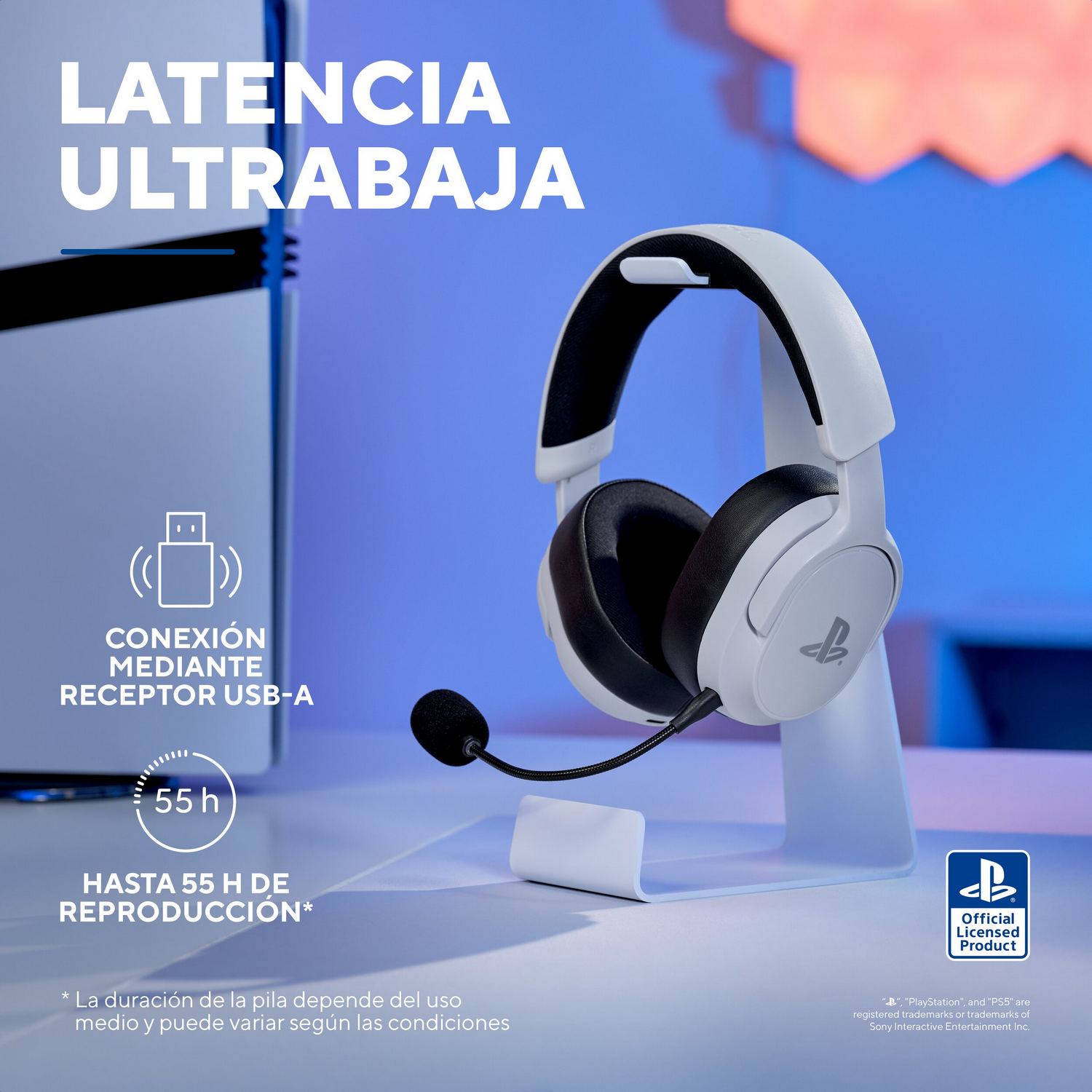 Auriculares blancos para juegos con micrófono en soporte, texto indica baja latencia y 55h de batería.