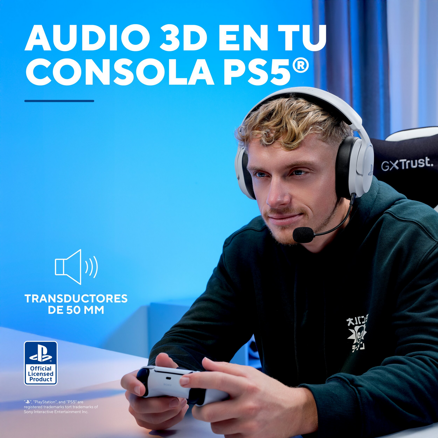 Hombre con auriculares blancos juega PS5 con mando. Texto: AUDIO 3D EN TU CONSOLA PS5.