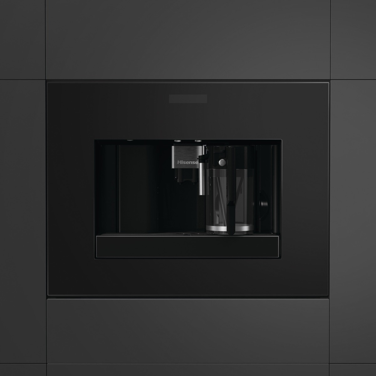 Eine schwarze Einbaukaffeemaschine mit Hisense-Logo und Wassertank.