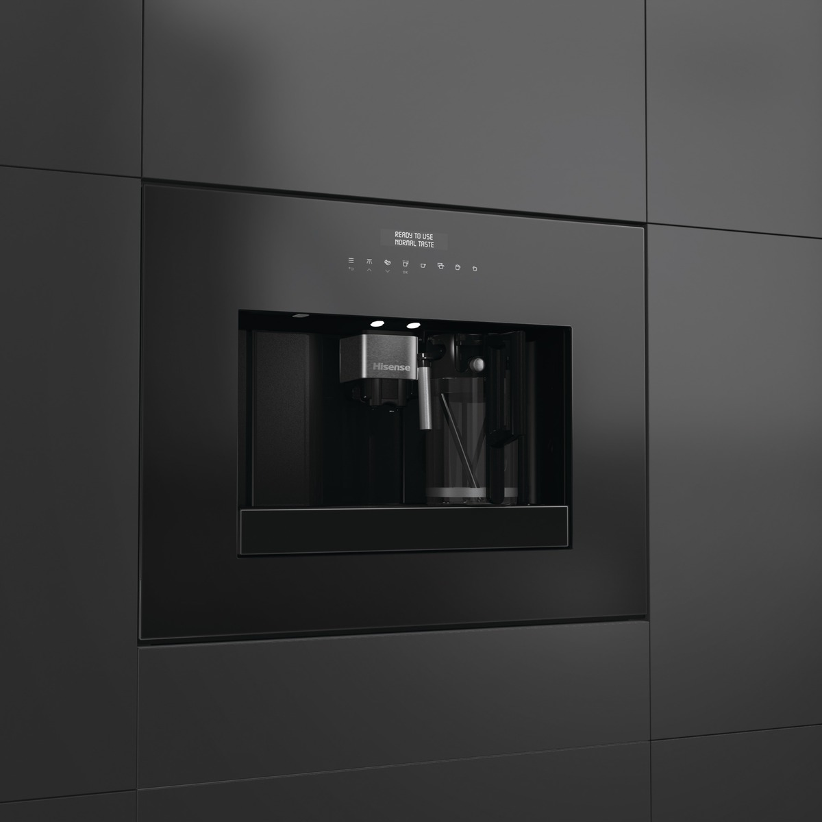 Einbau-Kaffeemaschine mit Glas und Hisense-Logo, bereit zur Benutzung.