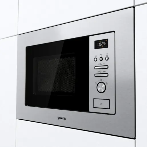 Eine moderne, Einbau-Gorenje-Mikrowelle mit Digitalanzeige und Bedienfeld.