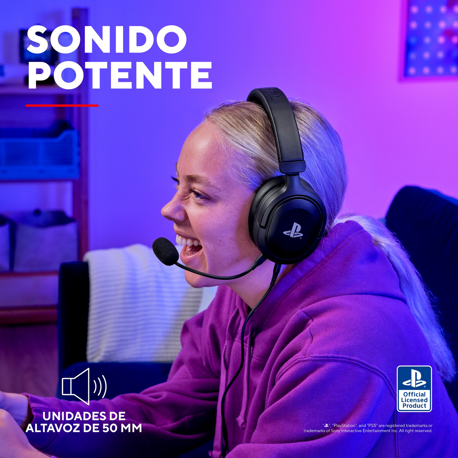 Una mujer con audífonos habla a un micrófono. "Potente Sonido" está en pantalla.