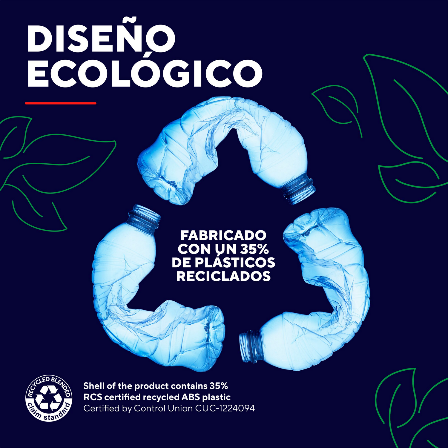 Plástico azul y arrugado formando un símbolo de reciclaje sobre fondo azul oscuro.