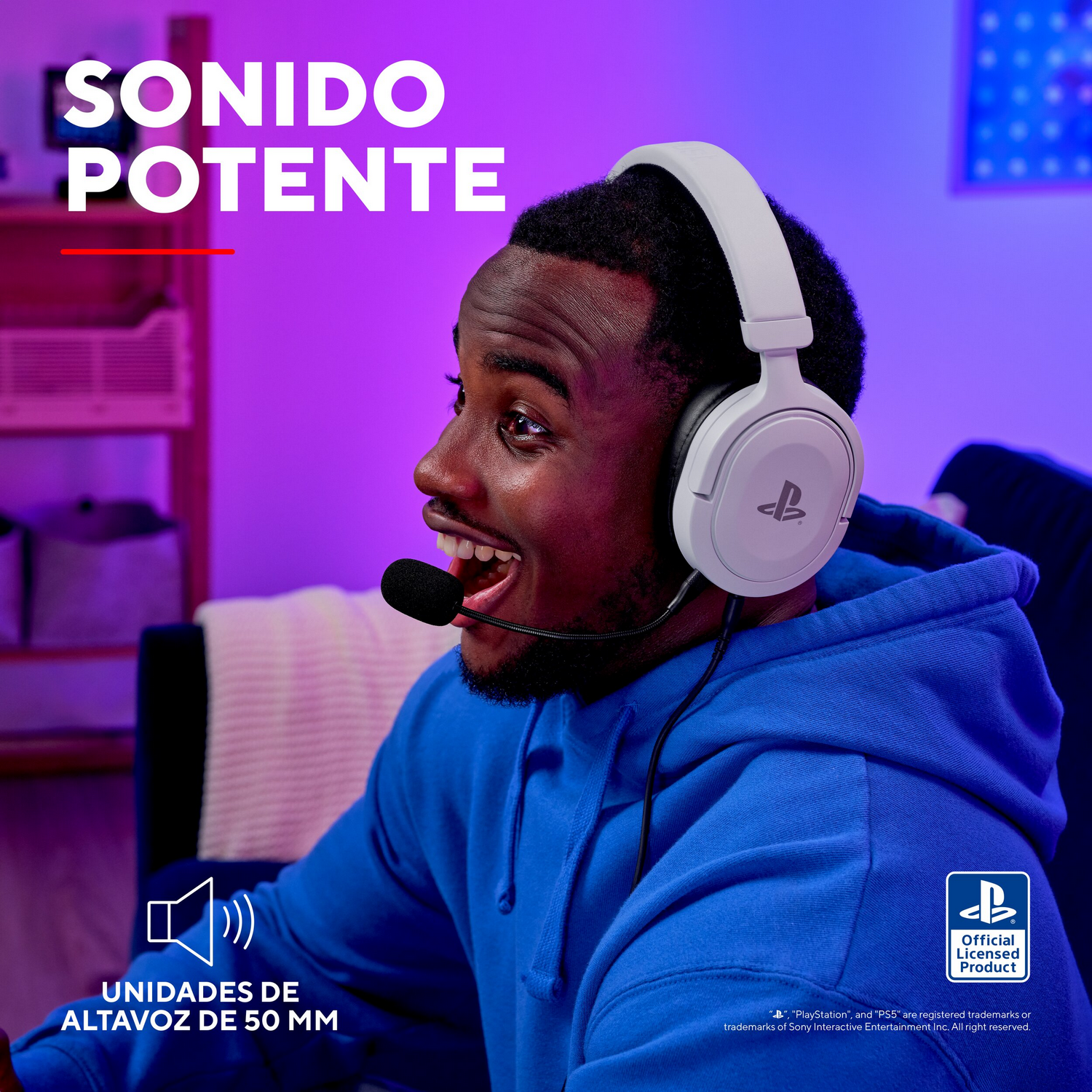Hombre con sudadera azul y auriculares blancos con micrófono, se ve emocionado. Texto: SONIDO POTENTE.