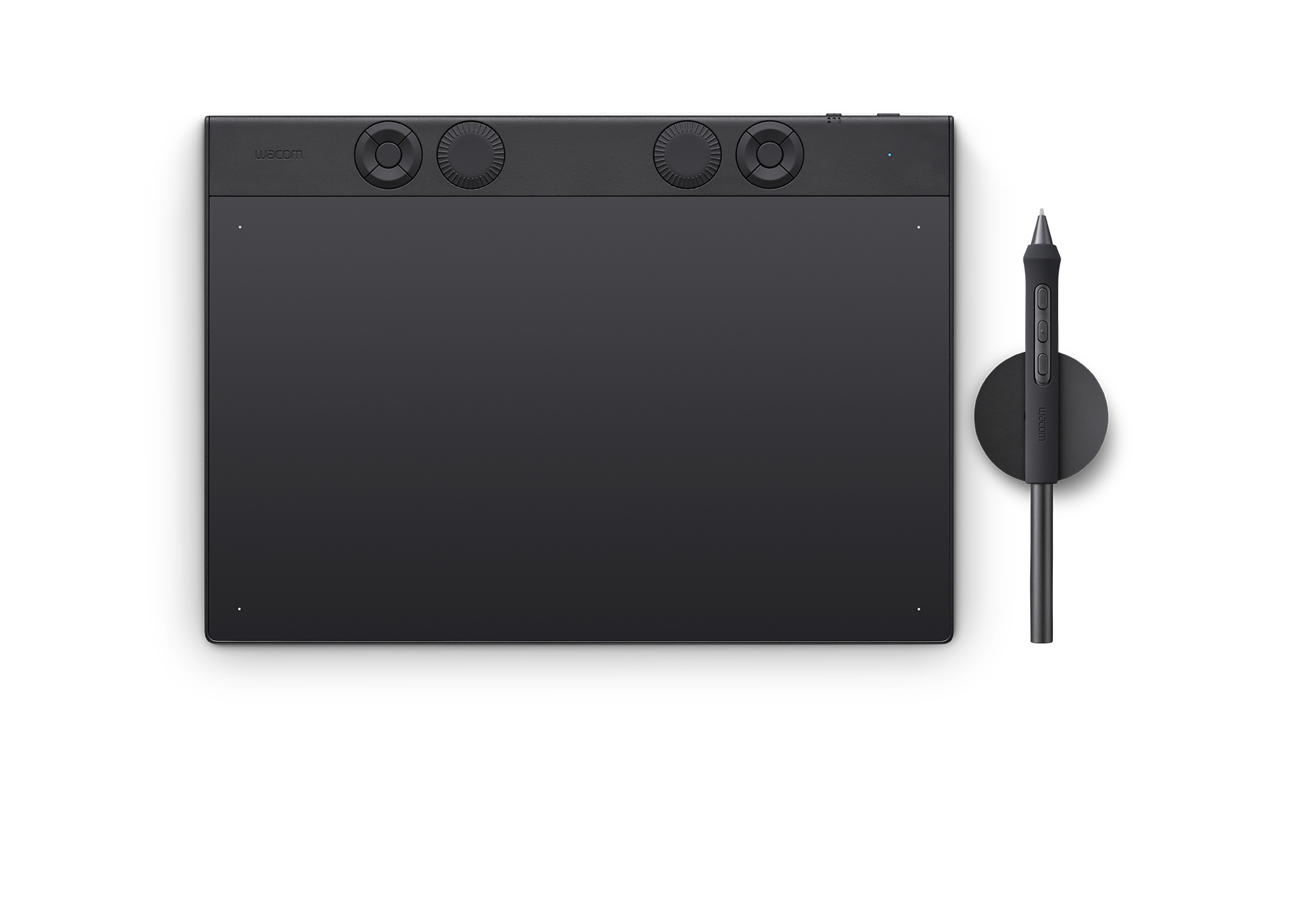 Ein schwarzes Wacom-Grafiktablett mit Stifthalter und Stift auf weißem Hintergrund.