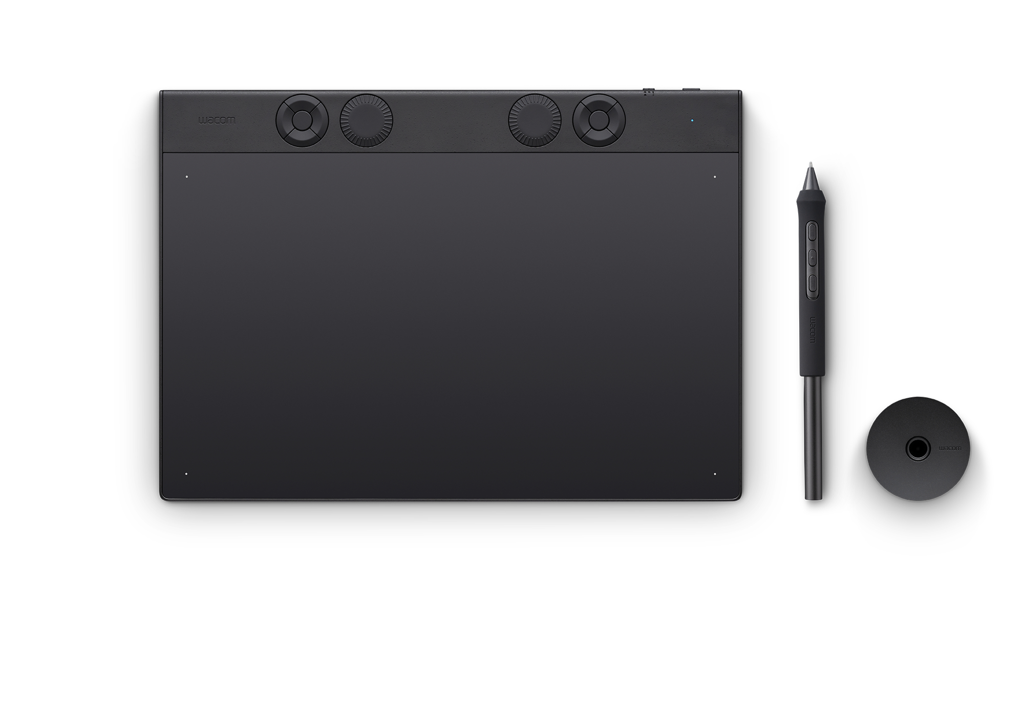 Ein schwarzes Wacom Grafiktablett mit Stift und Halter auf weißem Hintergrund.
