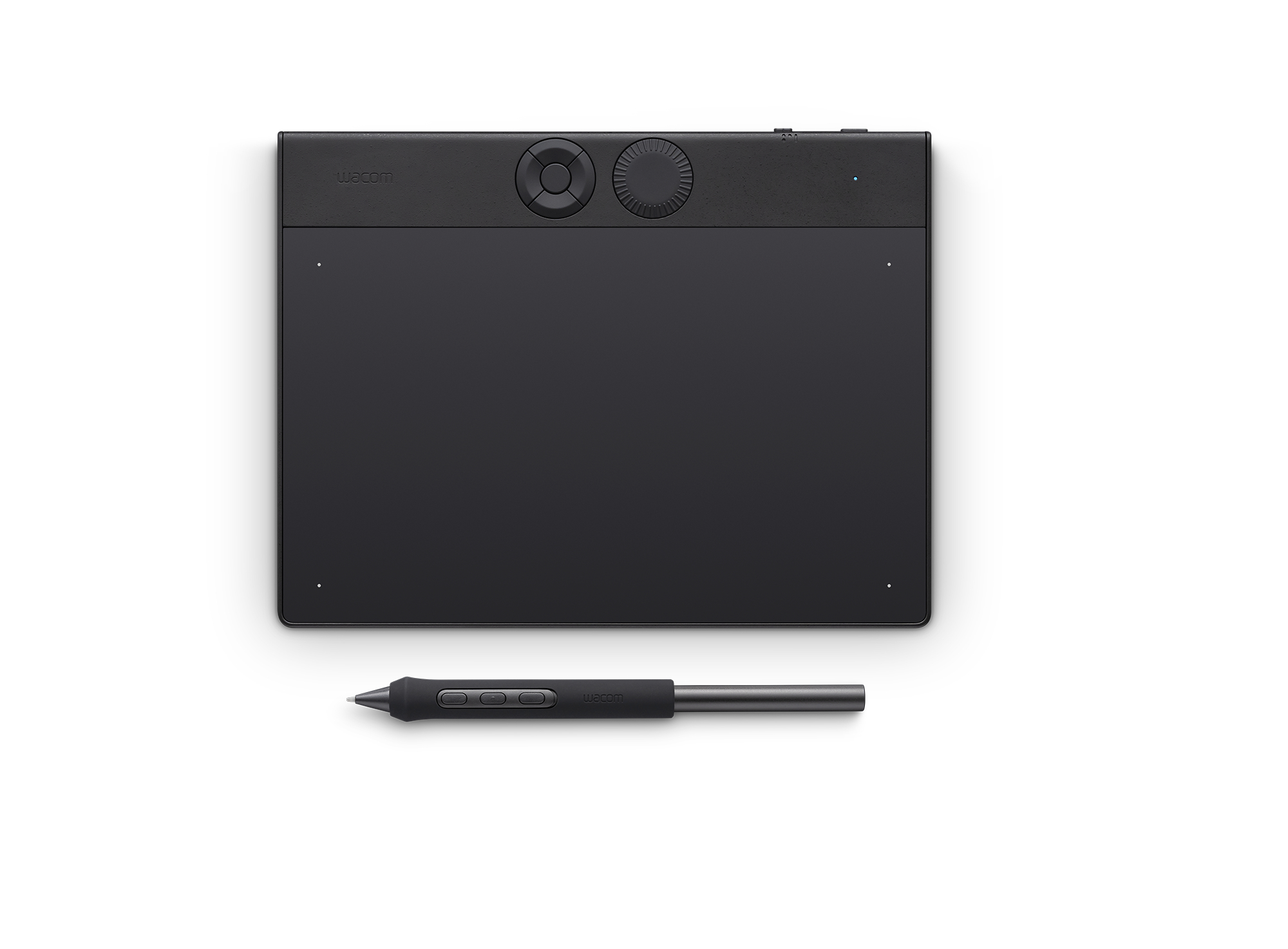Ein schwarzes Grafiktablett mit Stift auf weißem Hintergrund.