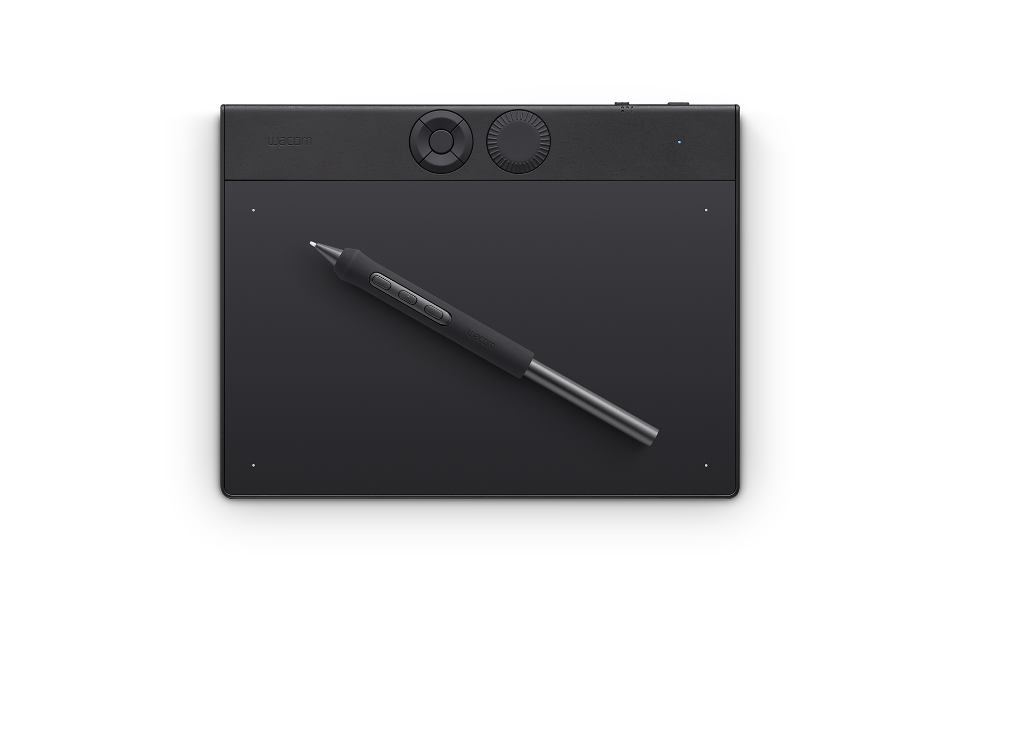 Schwarzes Grafiktablett mit Stift, Tasten und Drehrad, auf weißem Hintergrund.