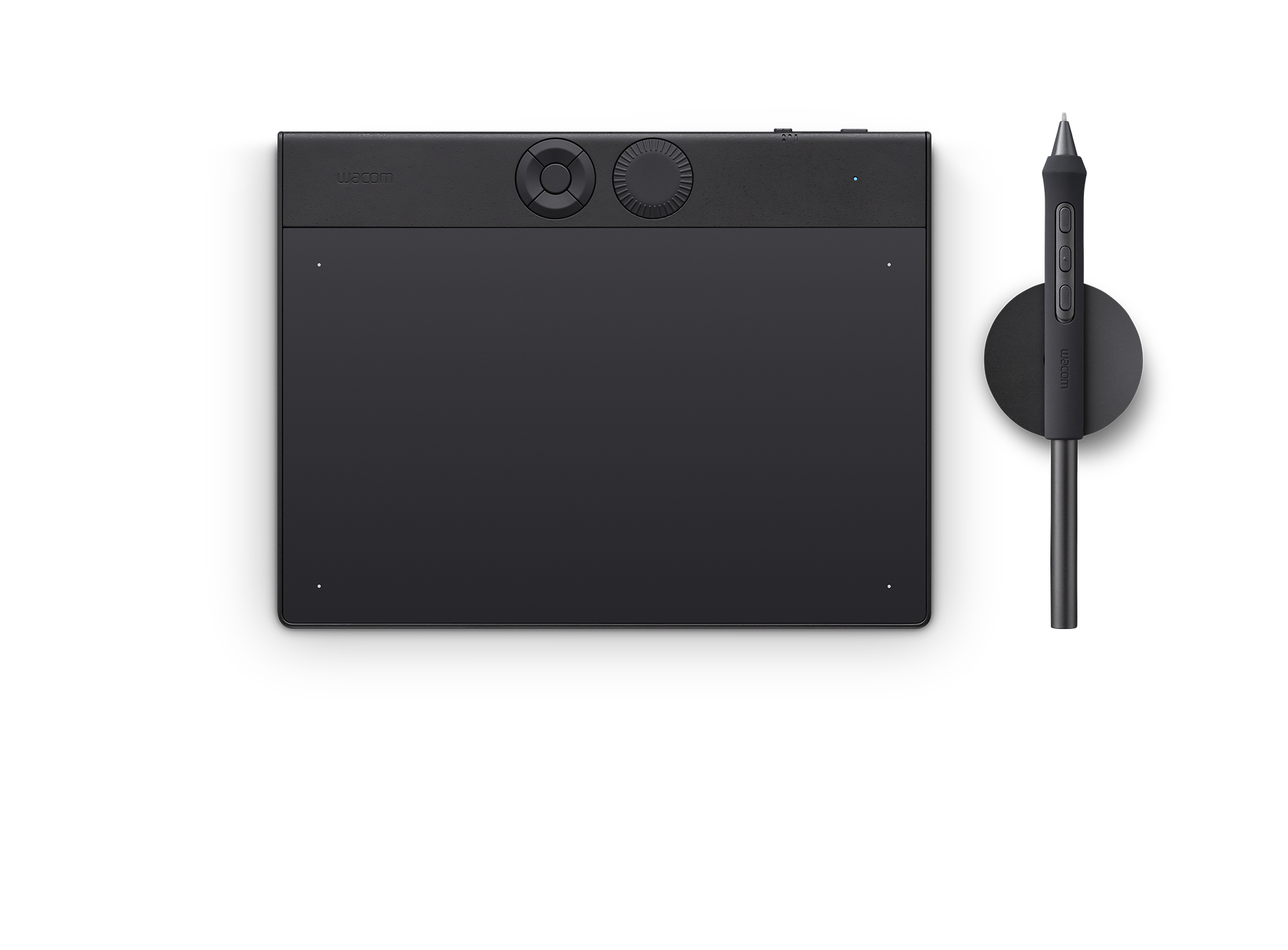 Ein schwarzes Wacom Zeichentablett mit Stifthalter und Stift auf weißem Hintergrund.