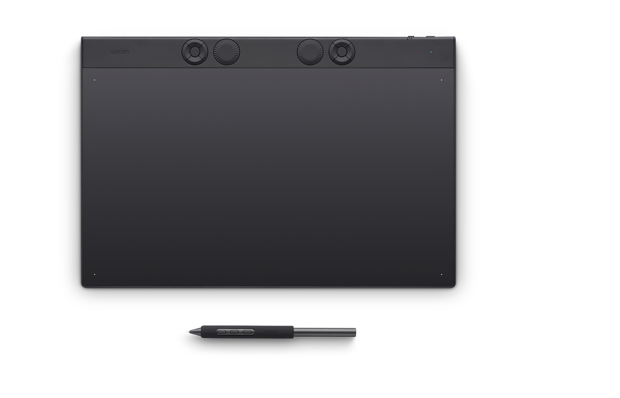 Schwarzes Grafiktablett mit Stift, Wacom-Logo, Drehreglern und Tasten.