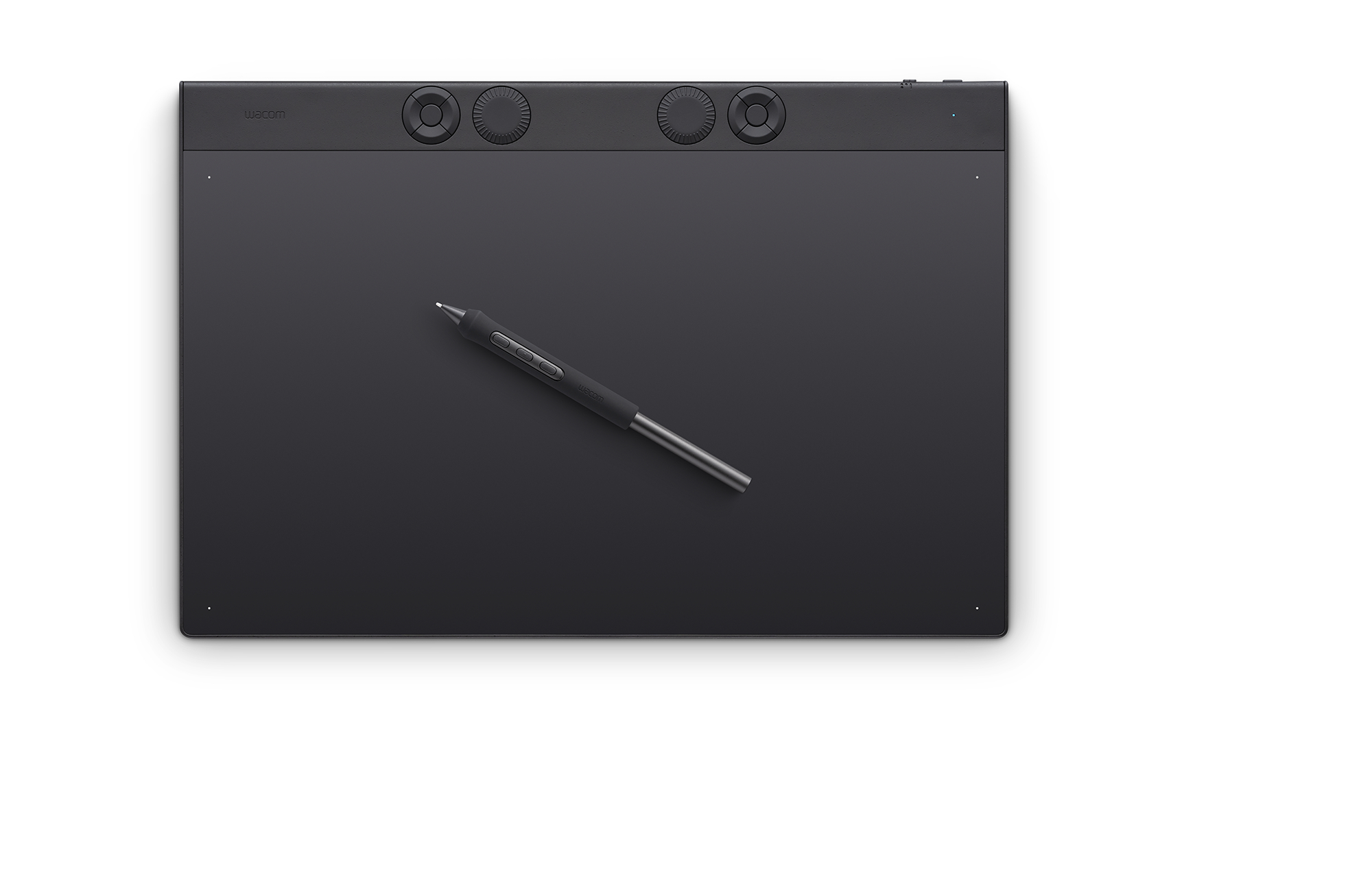 Ein schwarzes Grafiktablett mit Stift. Oben sind Bedienelemente.