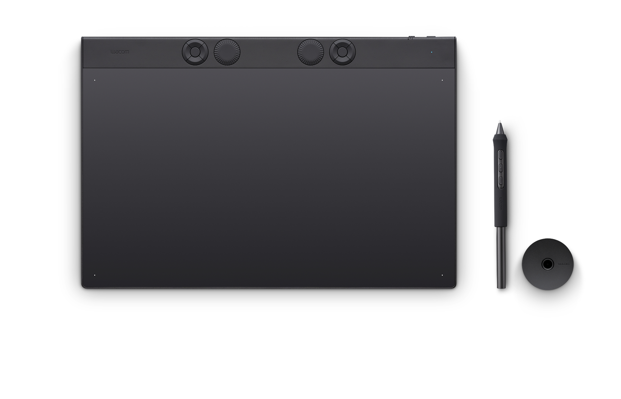 Ein schwarzes Wacom Grafiktablett mit Stift und Stifthalter auf weißem Hintergrund.