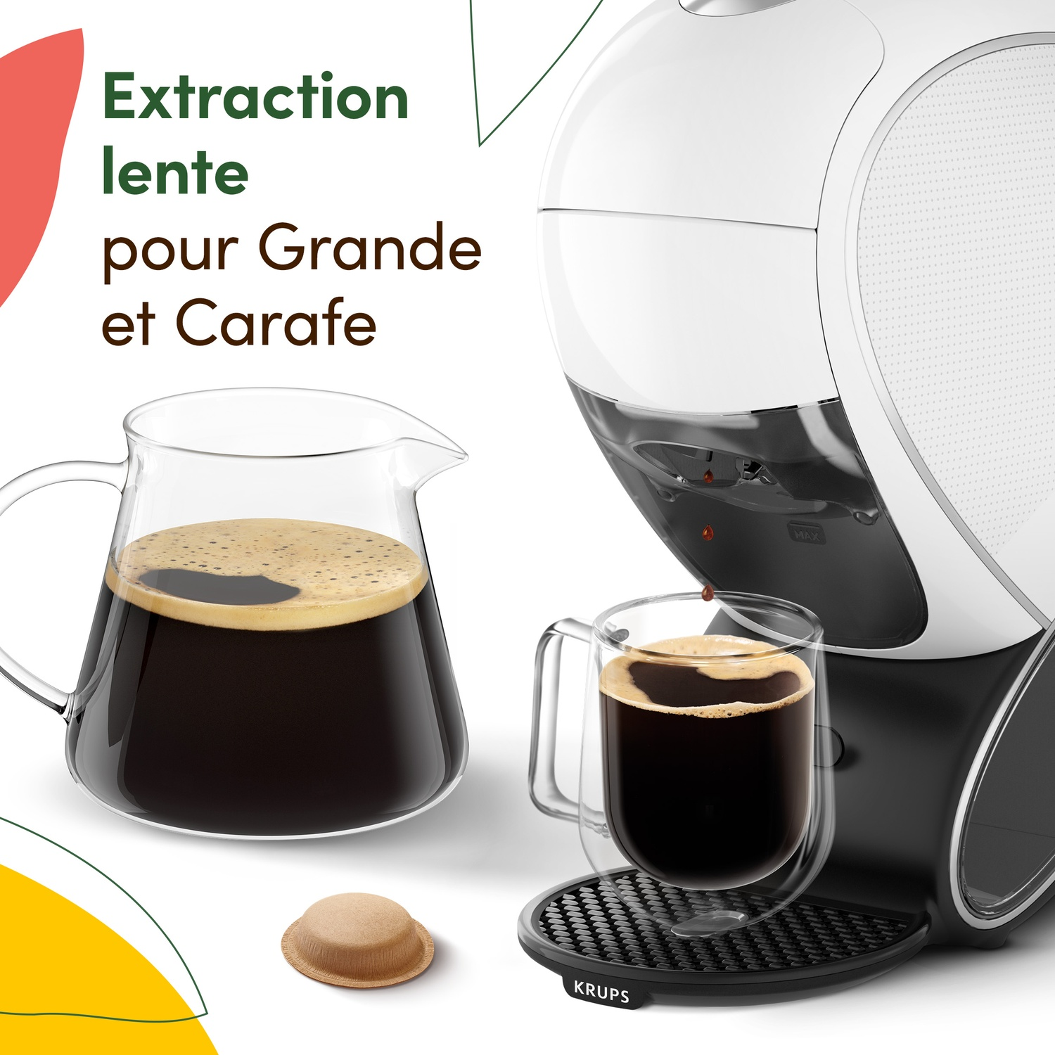 Machine à café préparant du café dans une tasse et une carafe. Une capsule de café à côté.