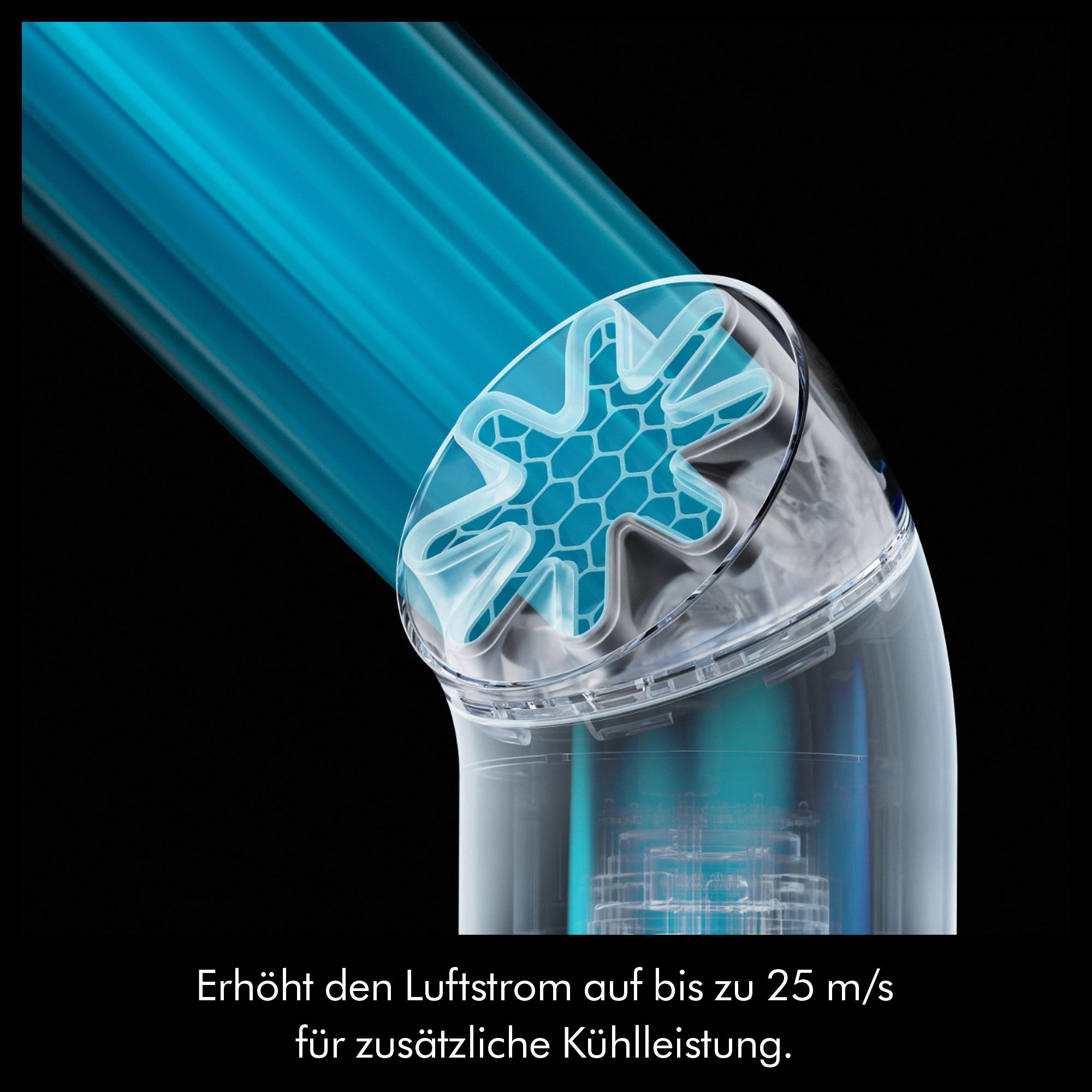 Ein klarer Lüfter mit blauen Luftstromstrahlen im Dunkeln.